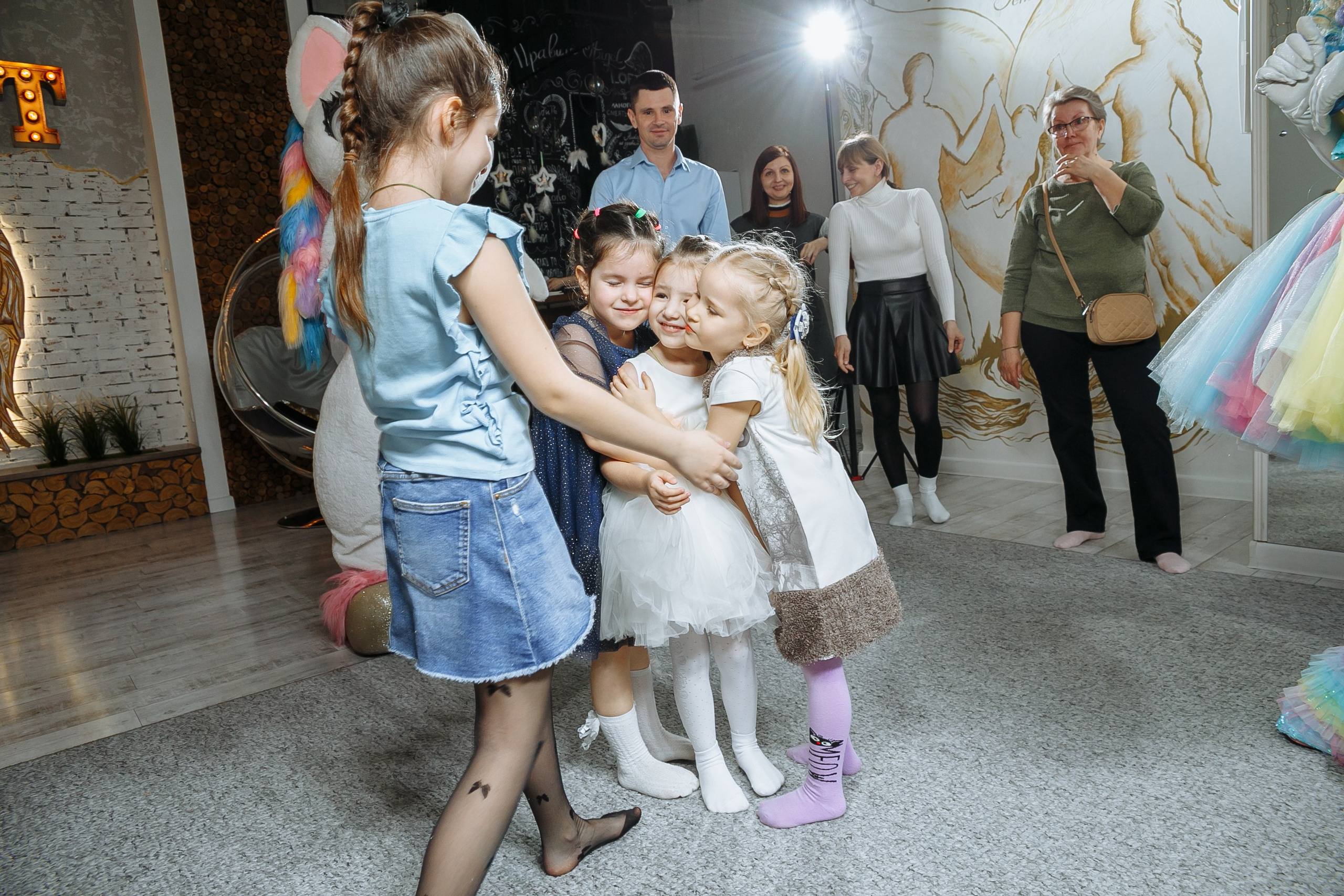 Насте 5 лет, дети играют в Ангел лофт. Событийный фотограф Максим Бескоровайновнов