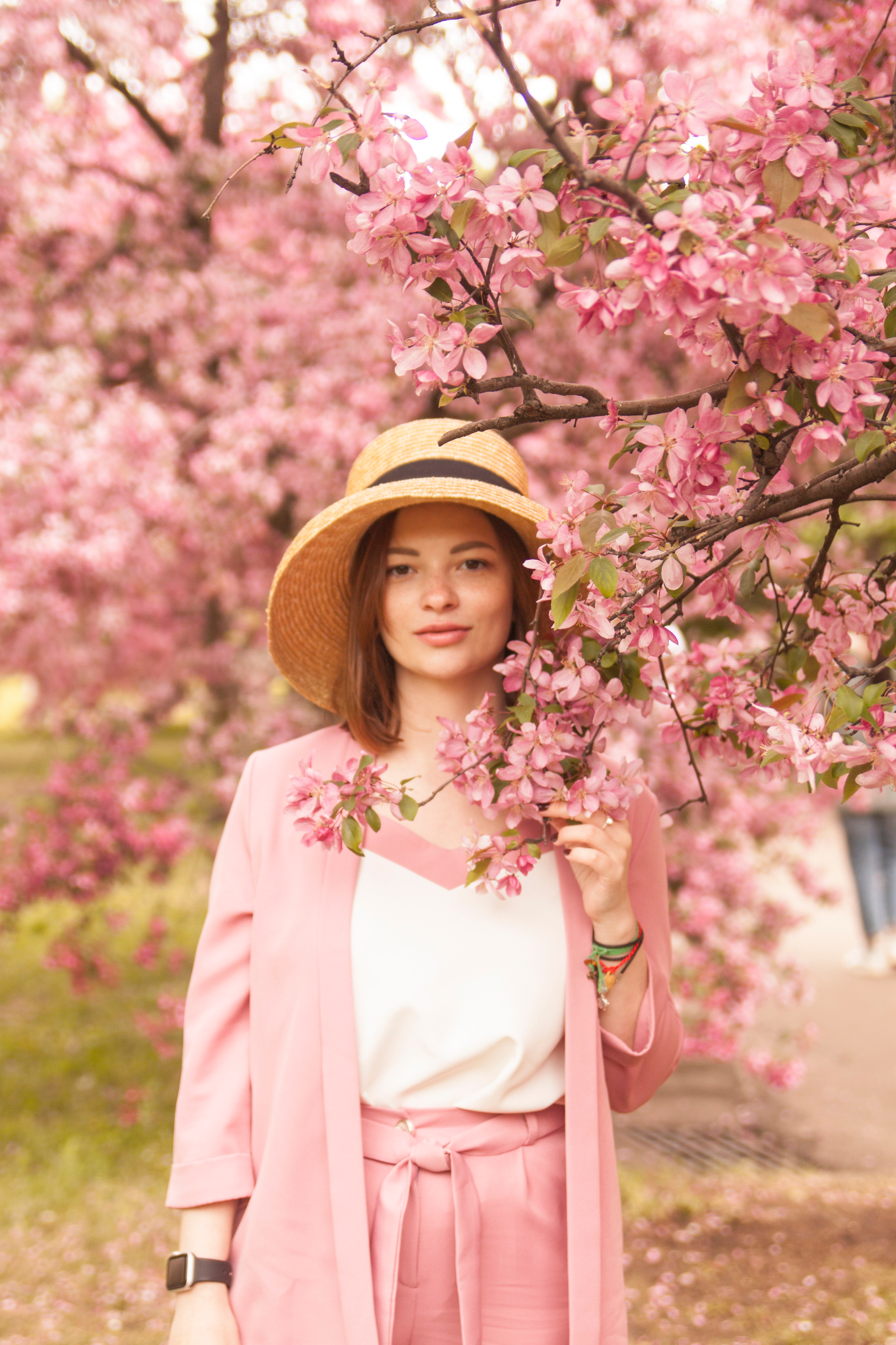 Дарья в цветущих садах. Фотограф Ирина Воробьева