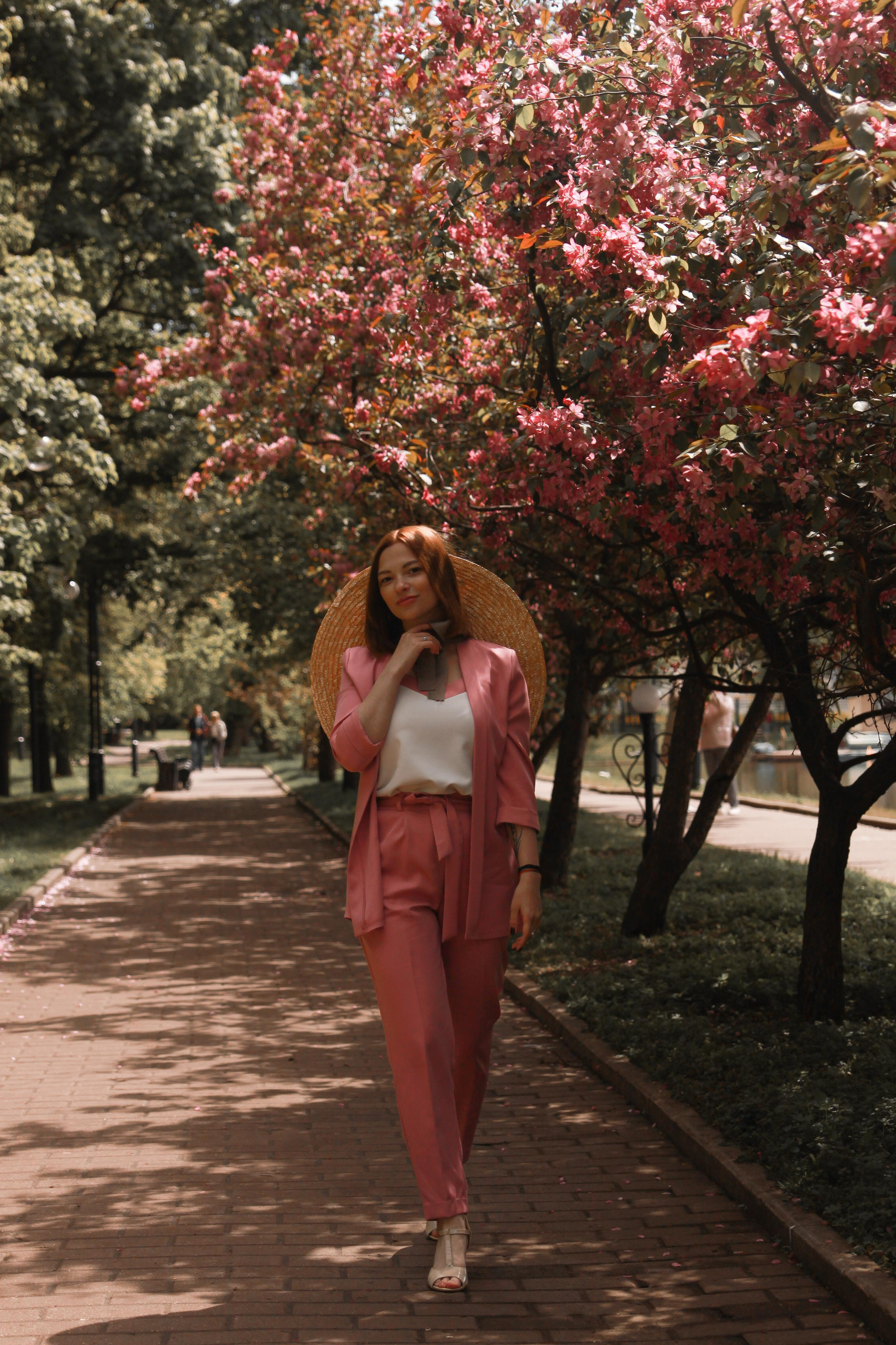 Дарья в цветущих садах. Фотограф Ирина Воробьева