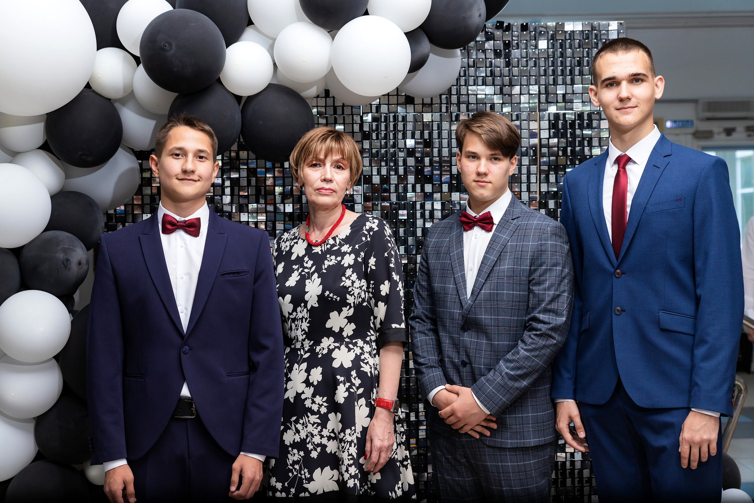 выпускники с учителем