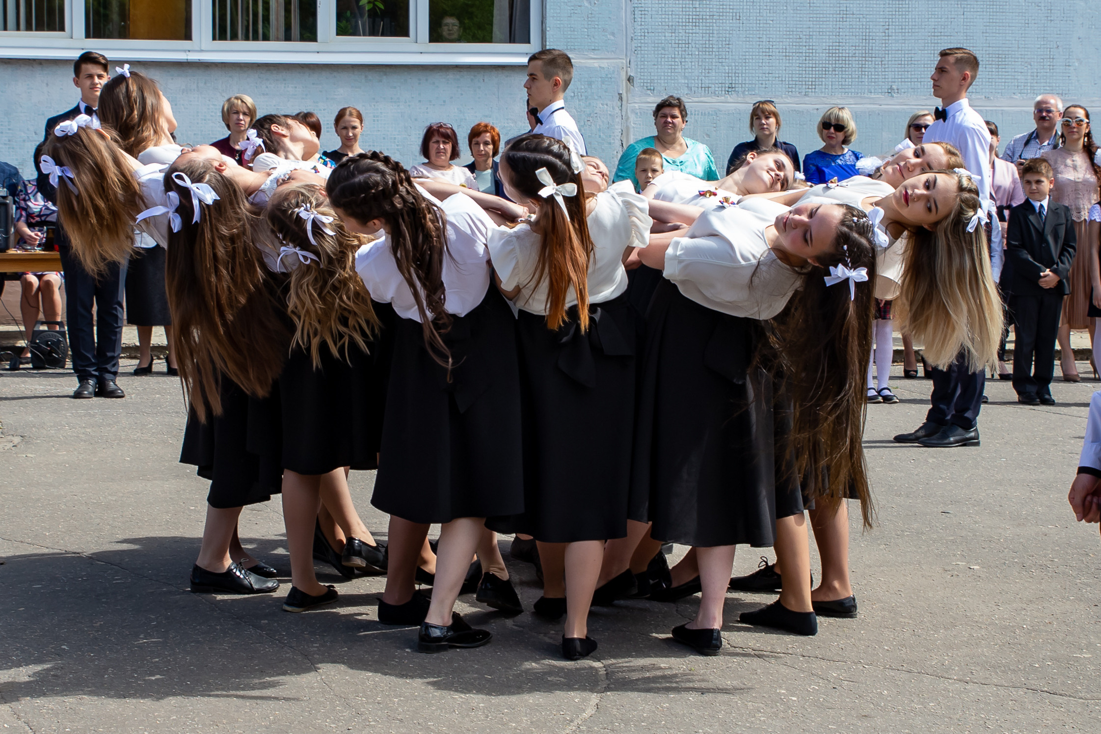 Школьная фото и видеосъёмка. Свадебный фотограф Марина Суворова и видеооператор Олег Петров