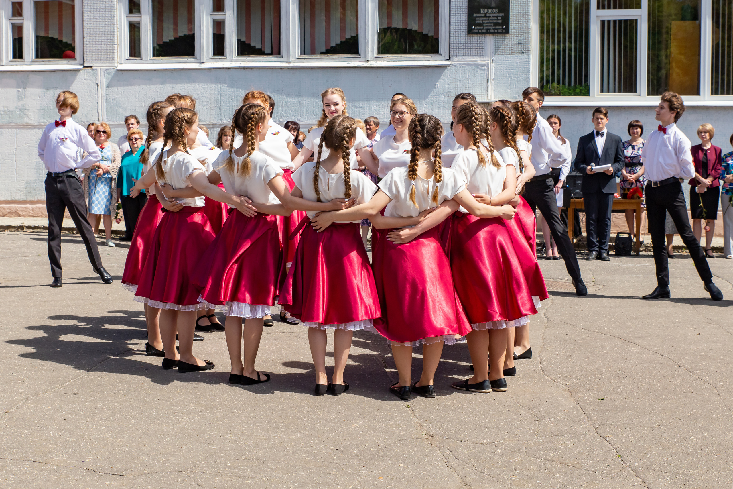 Школьная фото и видеосъёмка. Свадебный фотограф Марина Суворова и видеооператор Олег Петров