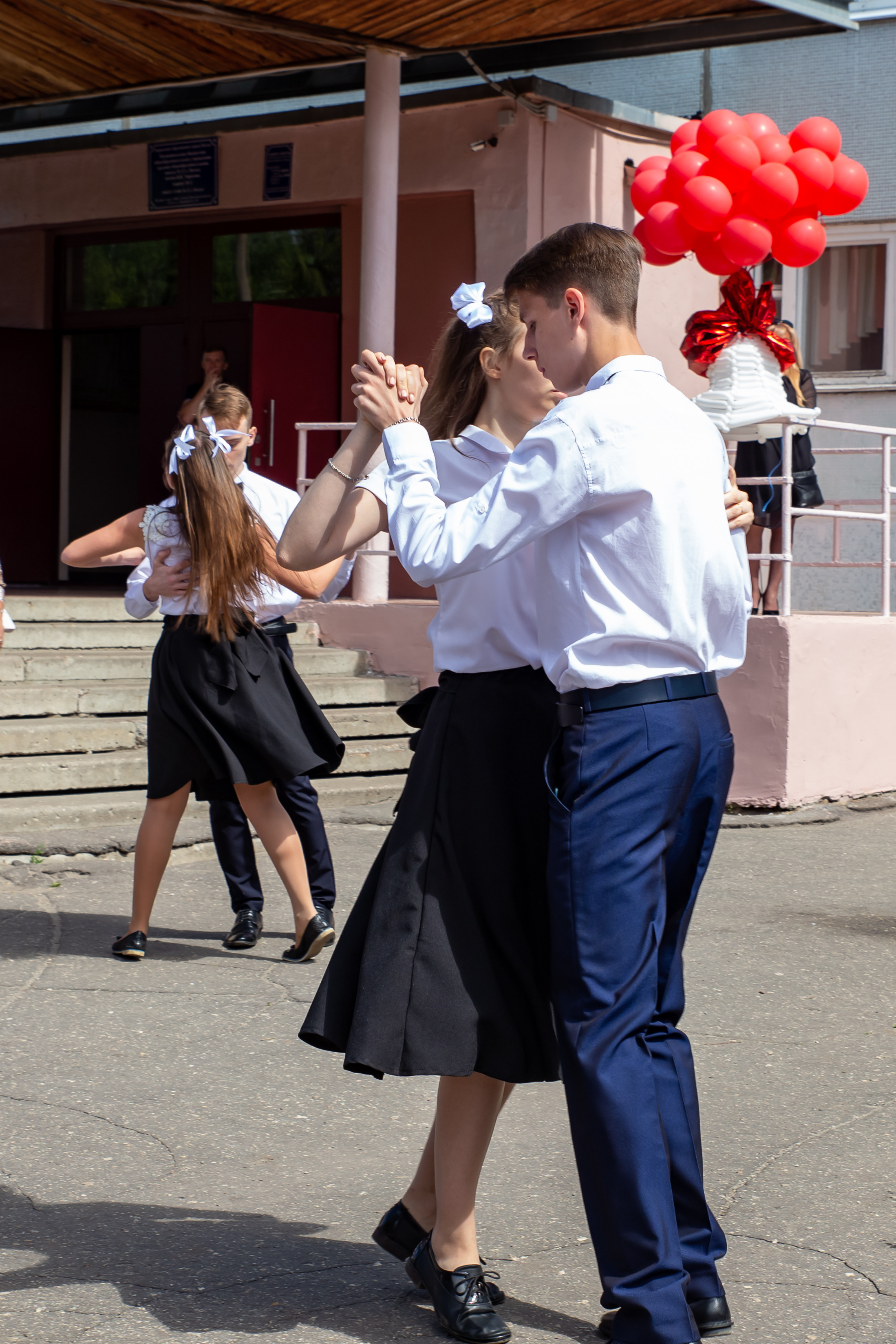 Школьная фото и видеосъёмка. Свадебный фотограф Марина Суворова и видеооператор Олег Петров