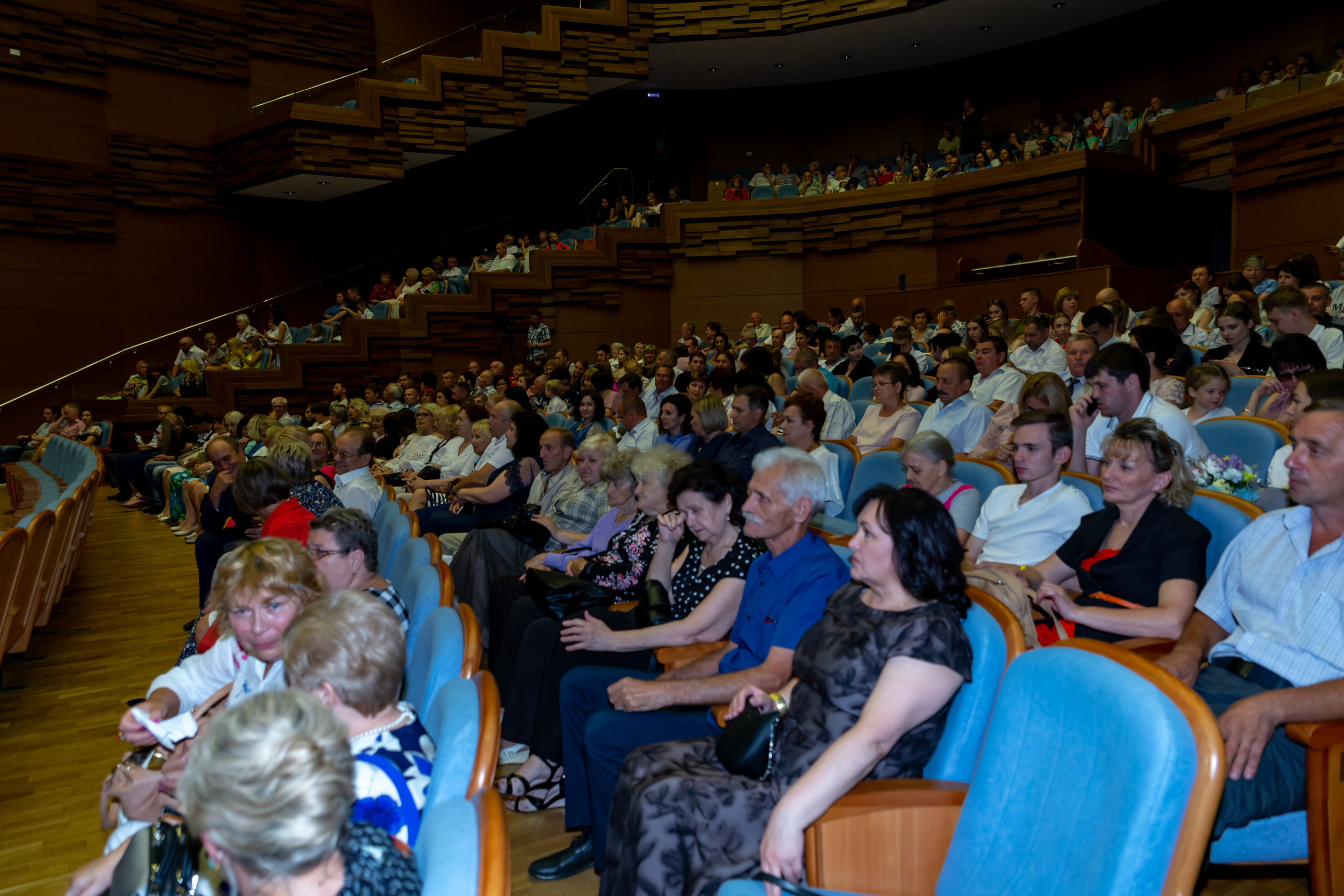 Школьная фото и видеосъёмка. Свадебный фотограф Марина Суворова и видеооператор Олег Петров