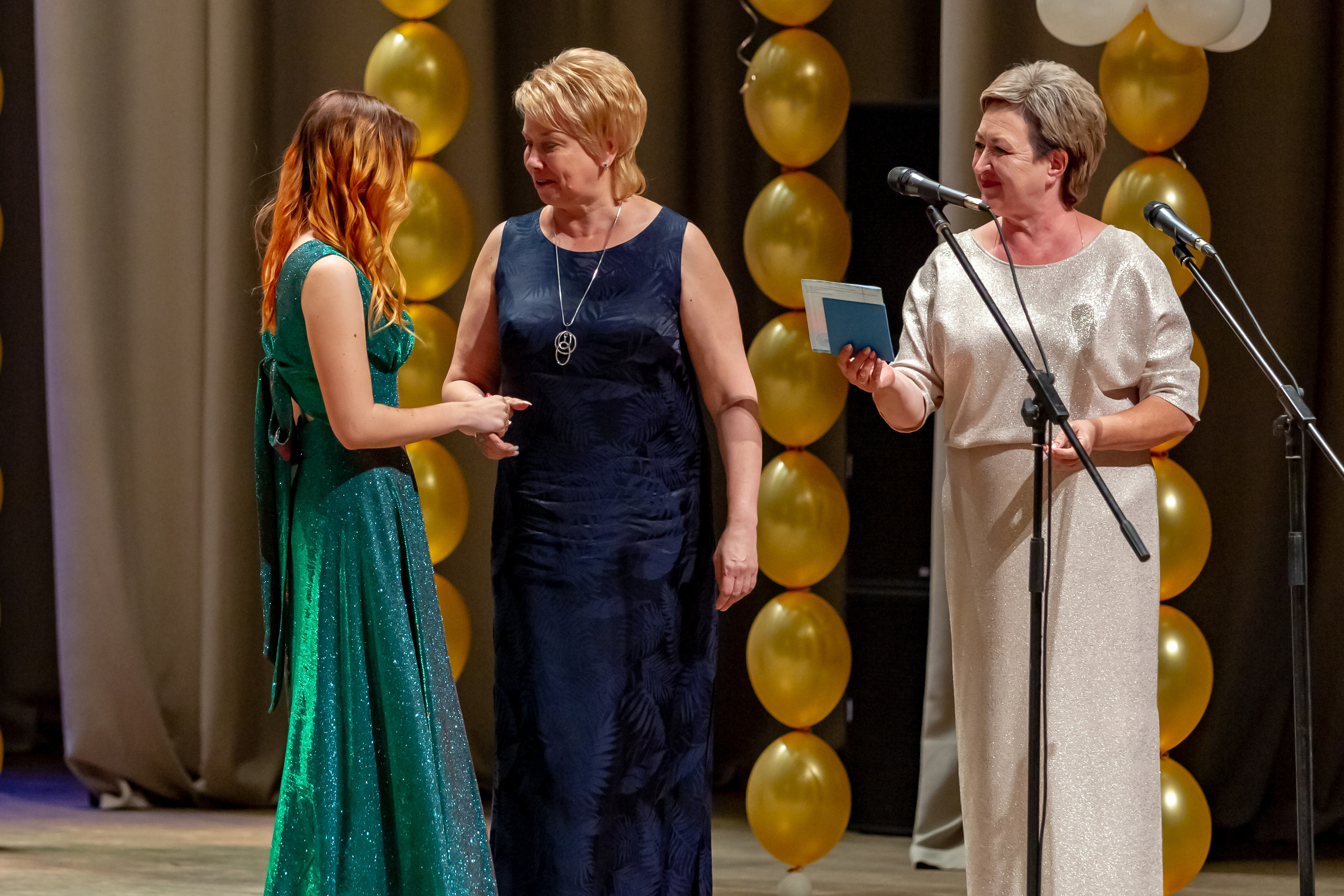 Школьная фото и видеосъёмка. Свадебный фотограф Марина Суворова и видеооператор Олег Петров