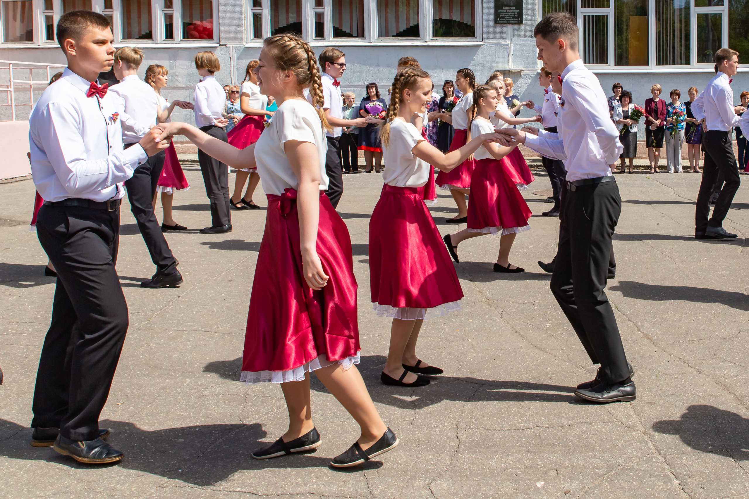 Школьная фото и видеосъёмка. Свадебный фотограф Марина Суворова и видеооператор Олег Петров