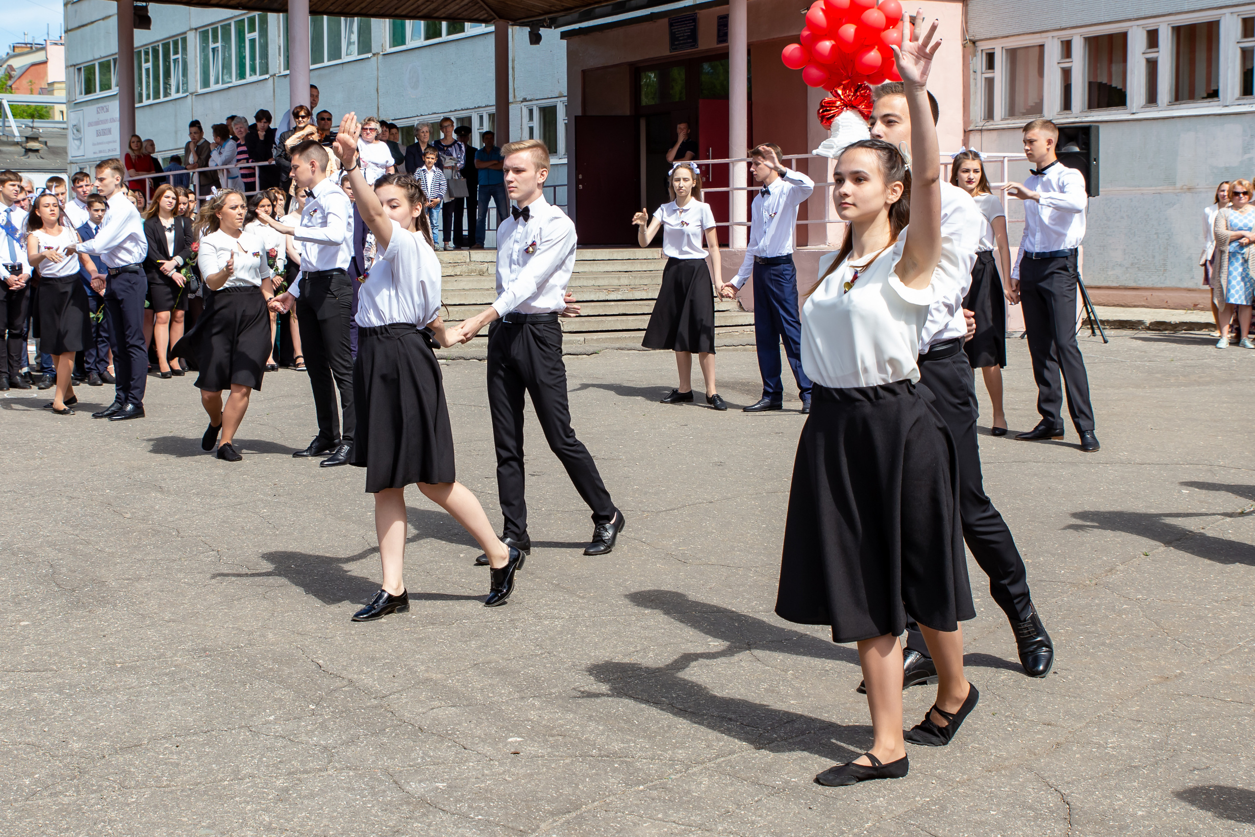 Школьная фото и видеосъёмка. Свадебный фотограф Марина Суворова и видеооператор Олег Петров