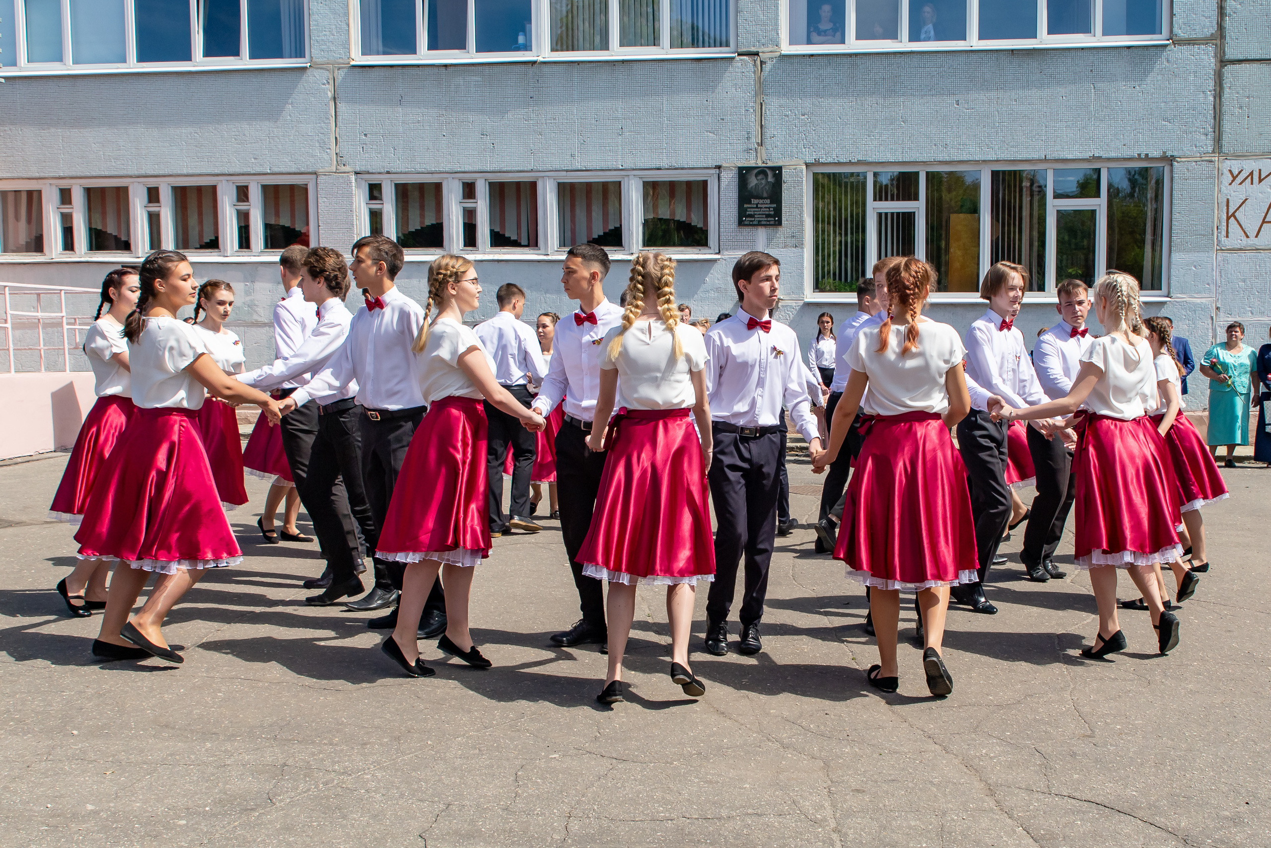 Школьная фото и видеосъёмка. Свадебный фотограф Марина Суворова и видеооператор Олег Петров