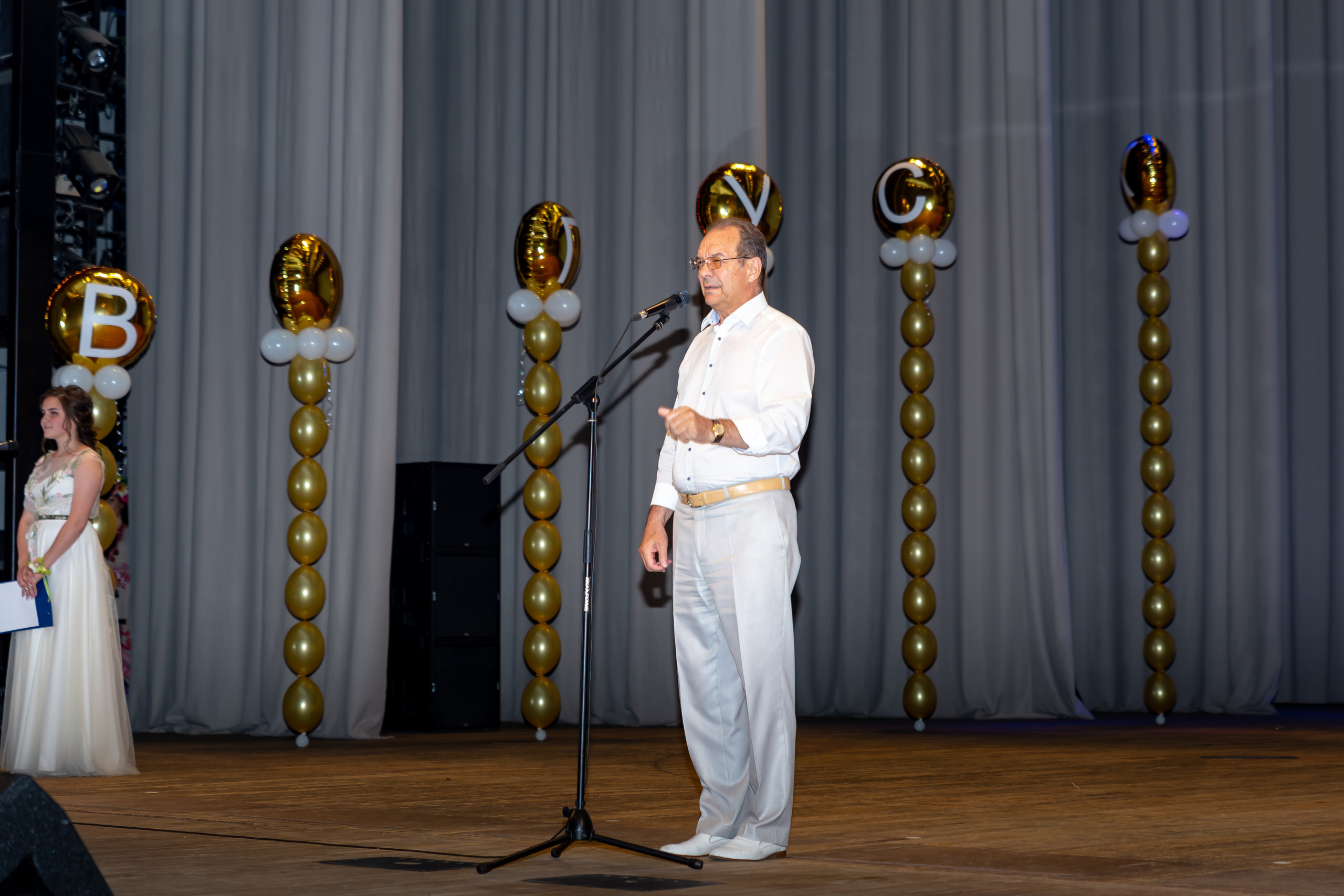 Школьная фото и видеосъёмка. Свадебный фотограф Марина Суворова и видеооператор Олег Петров