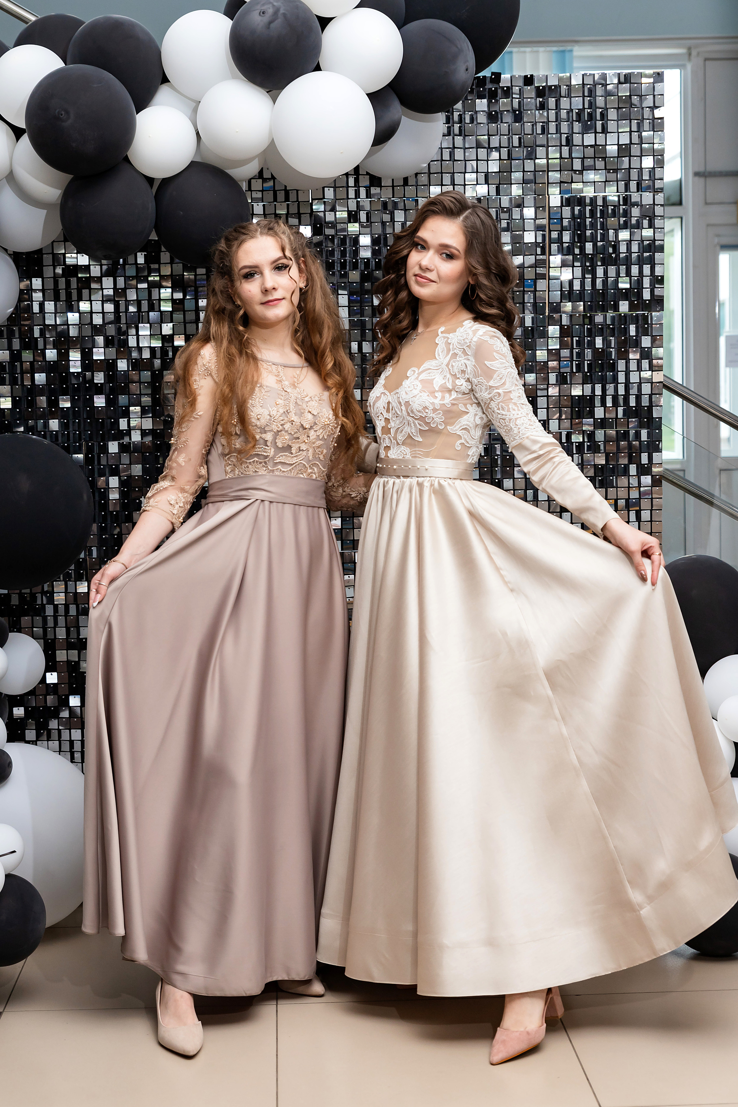 два выпускника на фоне красивого фона