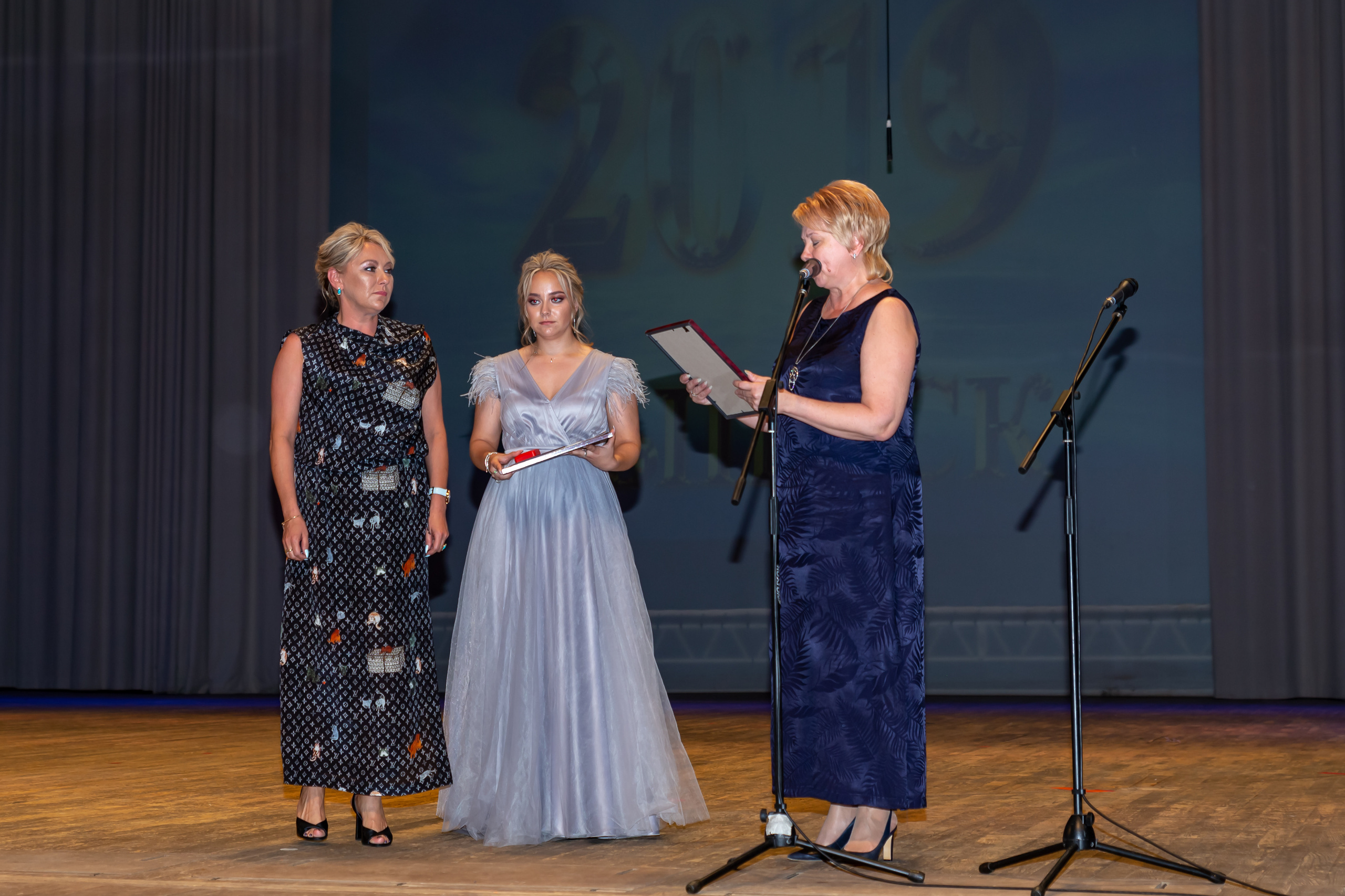 Школьная фото и видеосъёмка. Свадебный фотограф Марина Суворова и видеооператор Олег Петров