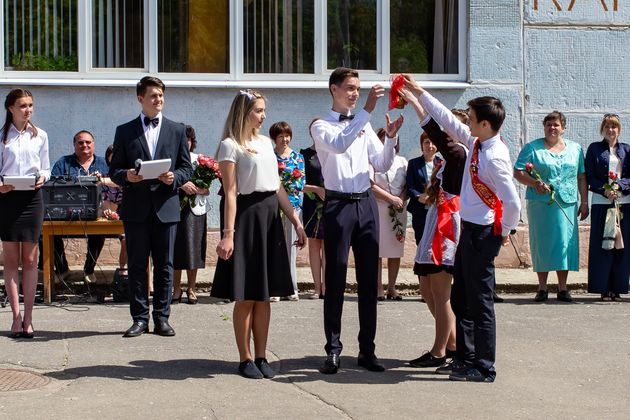 Школьная фото и видеосъёмка. Свадебный фотограф Марина Суворова и видеооператор Олег Петров