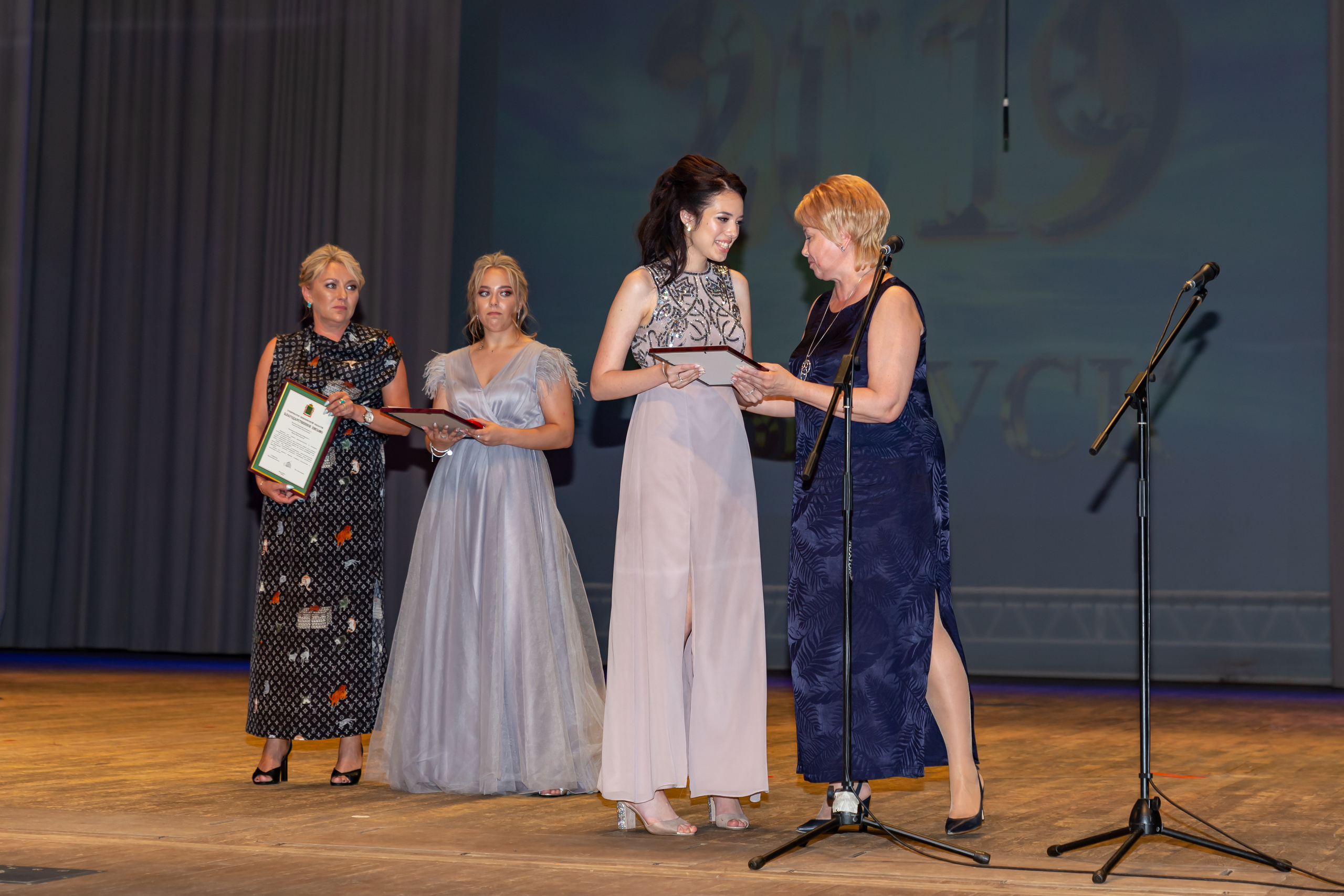 Школьная фото и видеосъёмка. Свадебный фотограф Марина Суворова и видеооператор Олег Петров