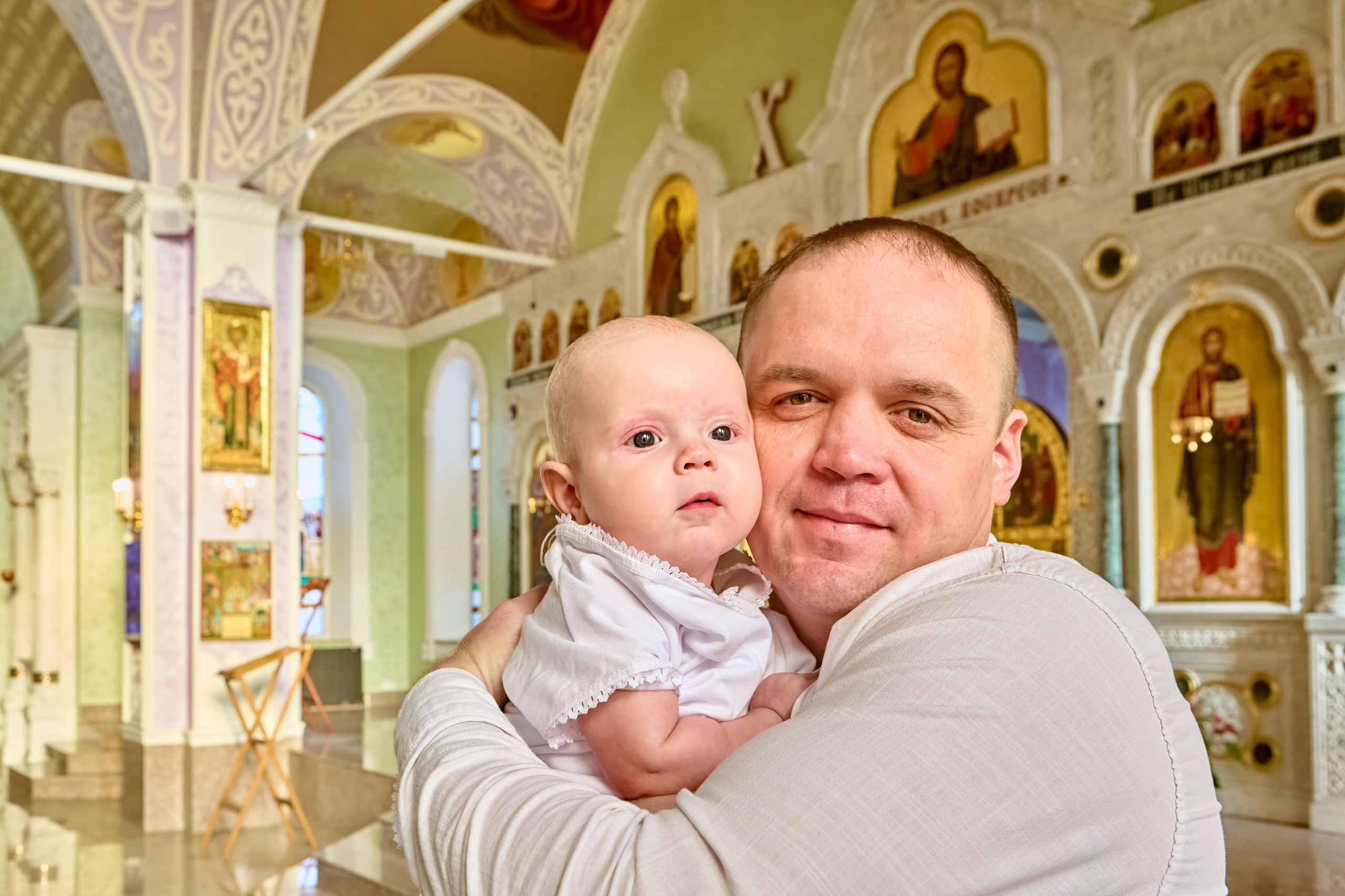 С папой на руках. Фотограф крещения и венчания Николай Голованов