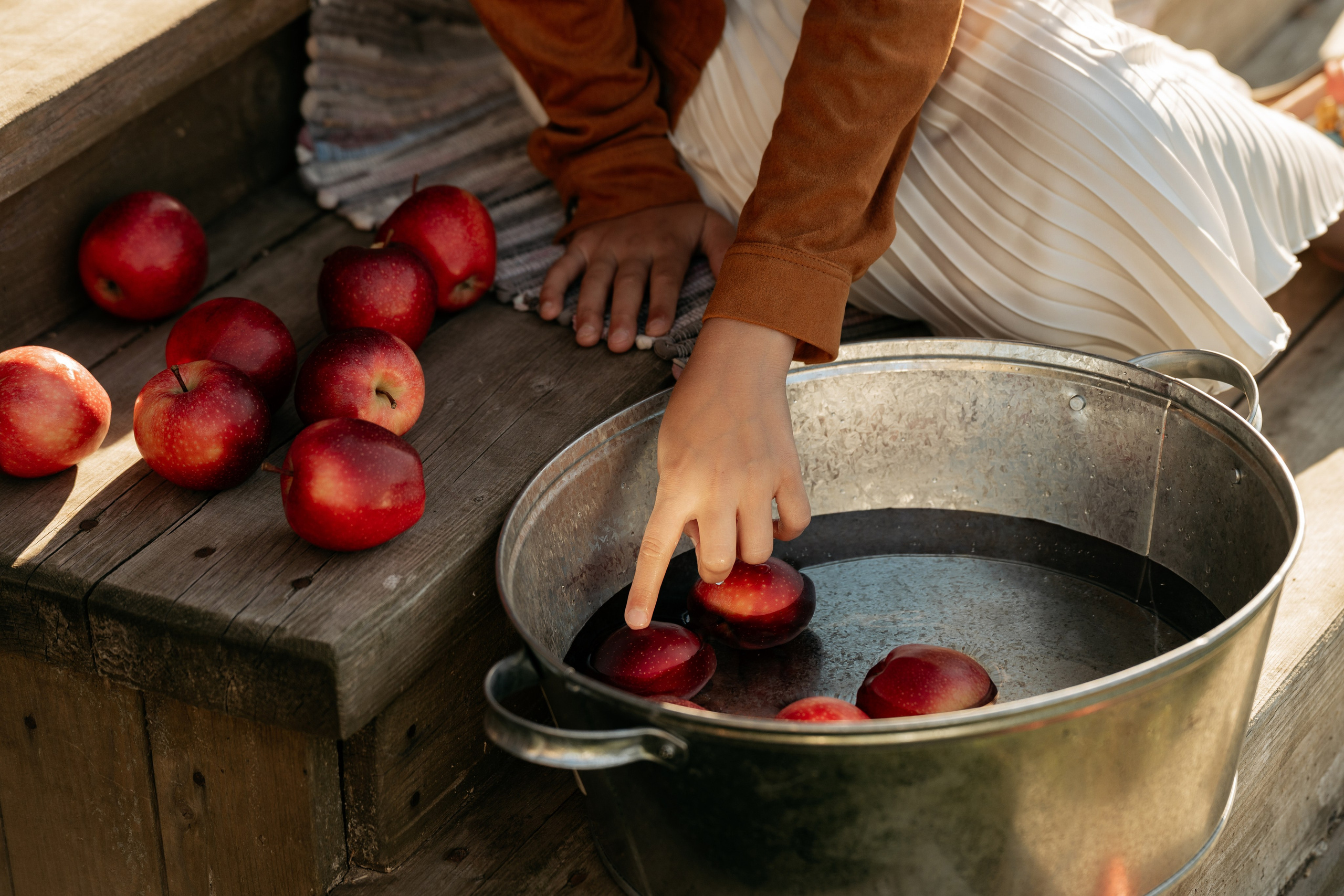 Эко-фотосессия семьи в Анапе на территории комплекса «Ферма». Кадры с лошадьми и сбором яблок.