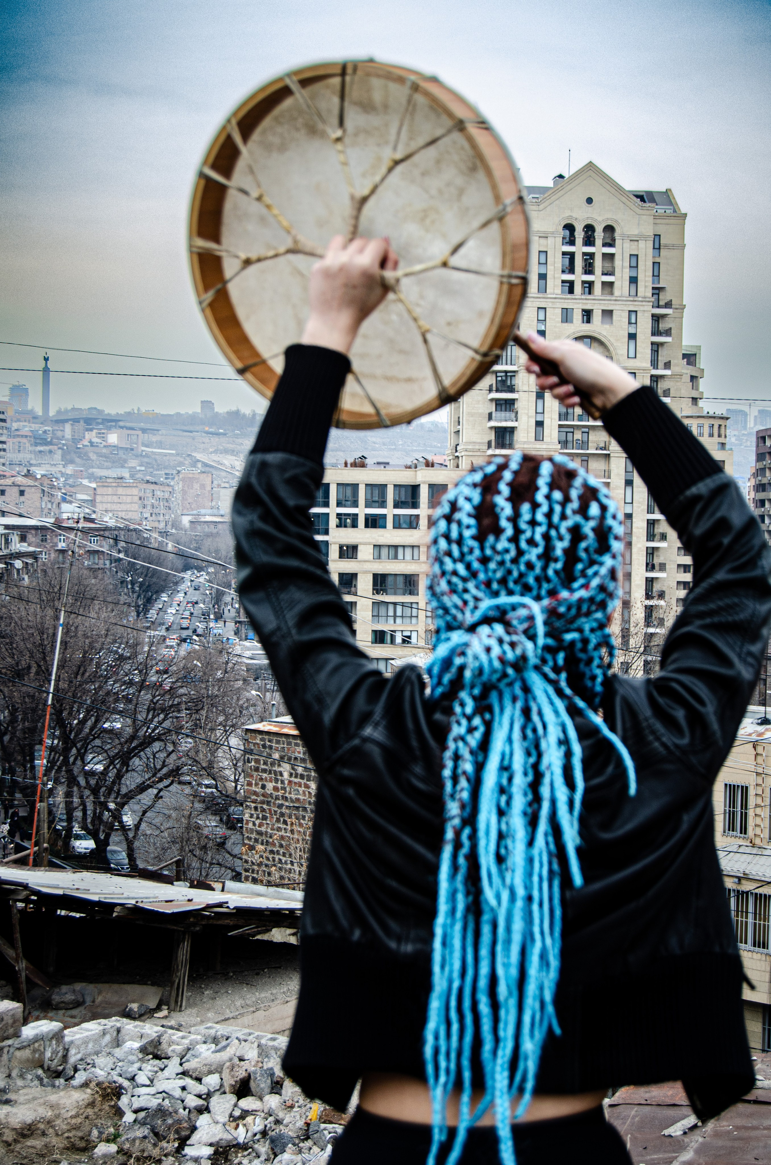 Фотосессия на фоне городского квартала. Yuri Panfyorov