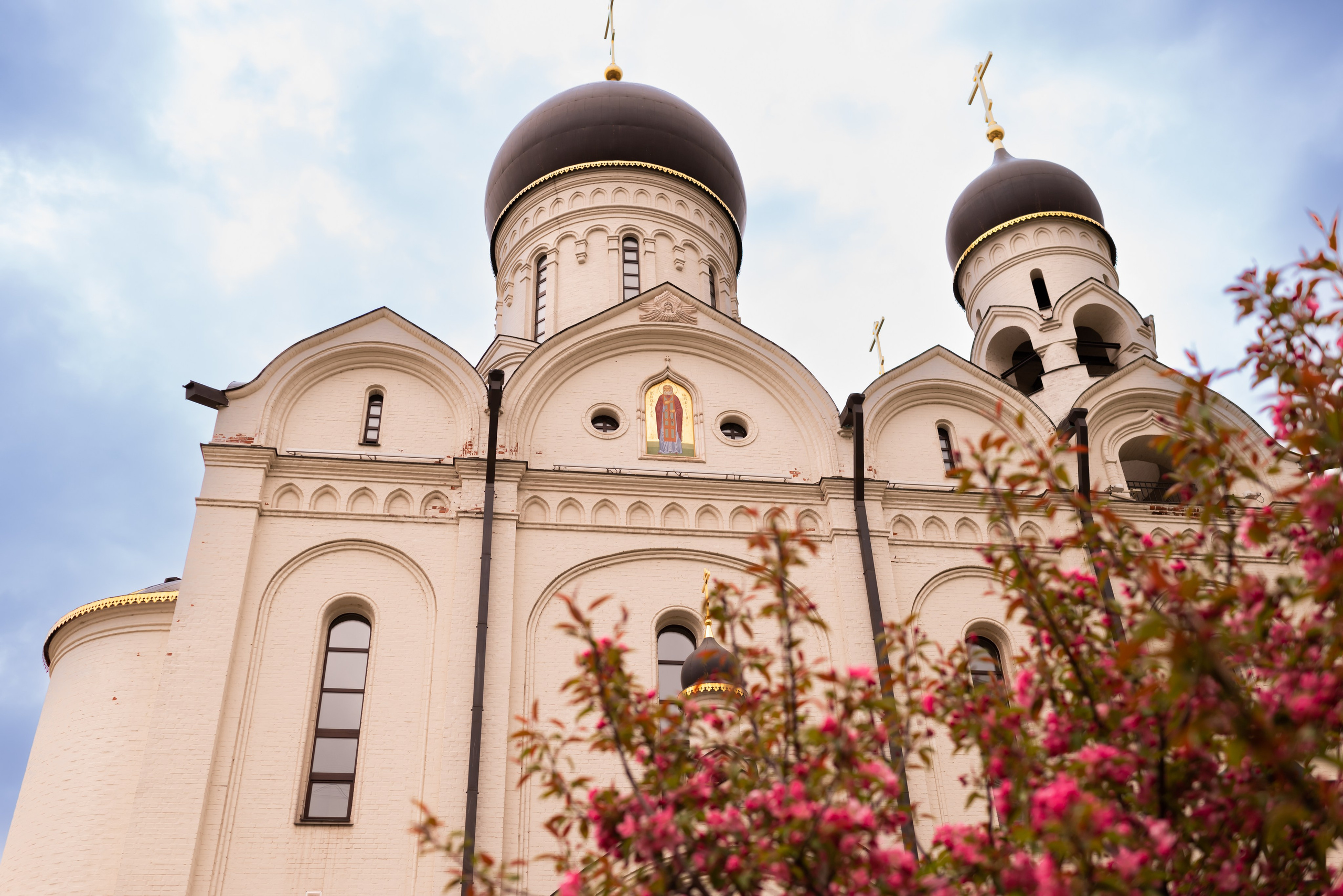 Крещение в храме Серафима Саровского  в Раеве г. Москва. Фотограф Ксения Огородова портфолио