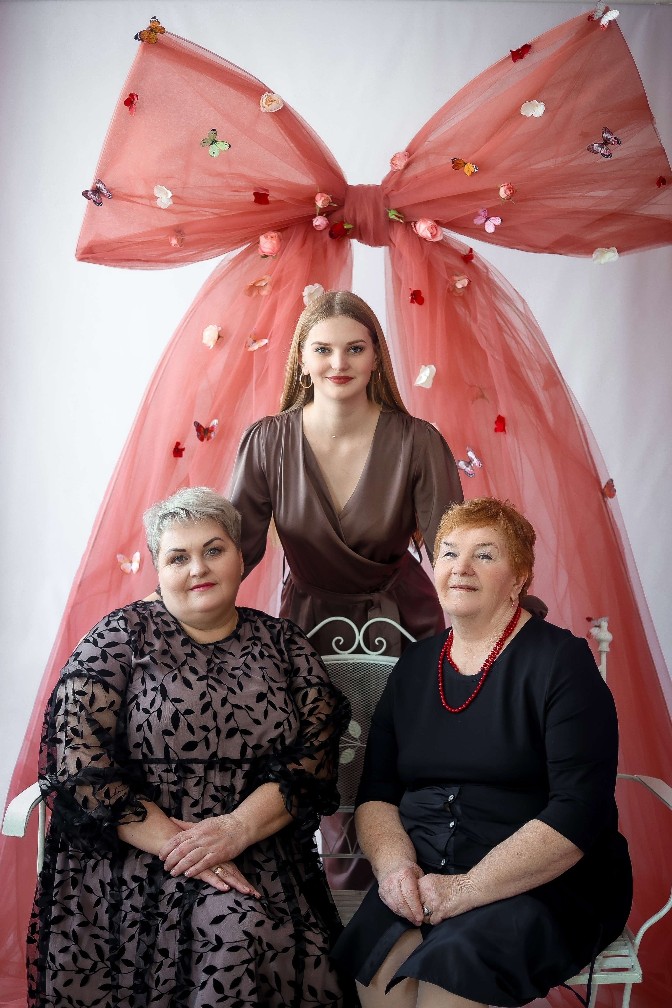 Семейные фотосессии студийные; новогодние, тематические, домашние и тд. Выпускные альбомы для школ и Детских садов в Барнауле /Выпускные/Свадебные/Детские/Семейные и др. виды съёмок /Фотограф Вера Валейко