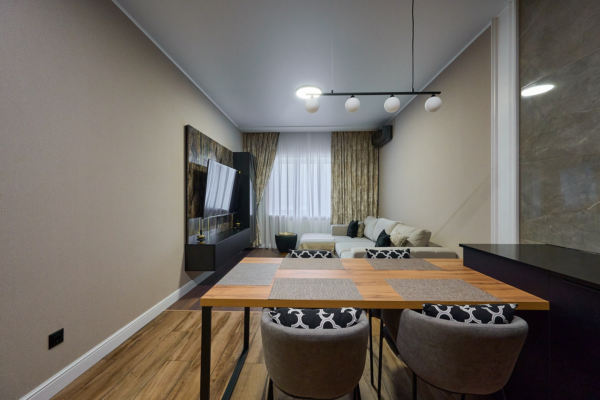 кухня в серых тоннах серые стулья деревянный стол бежевые шторы 