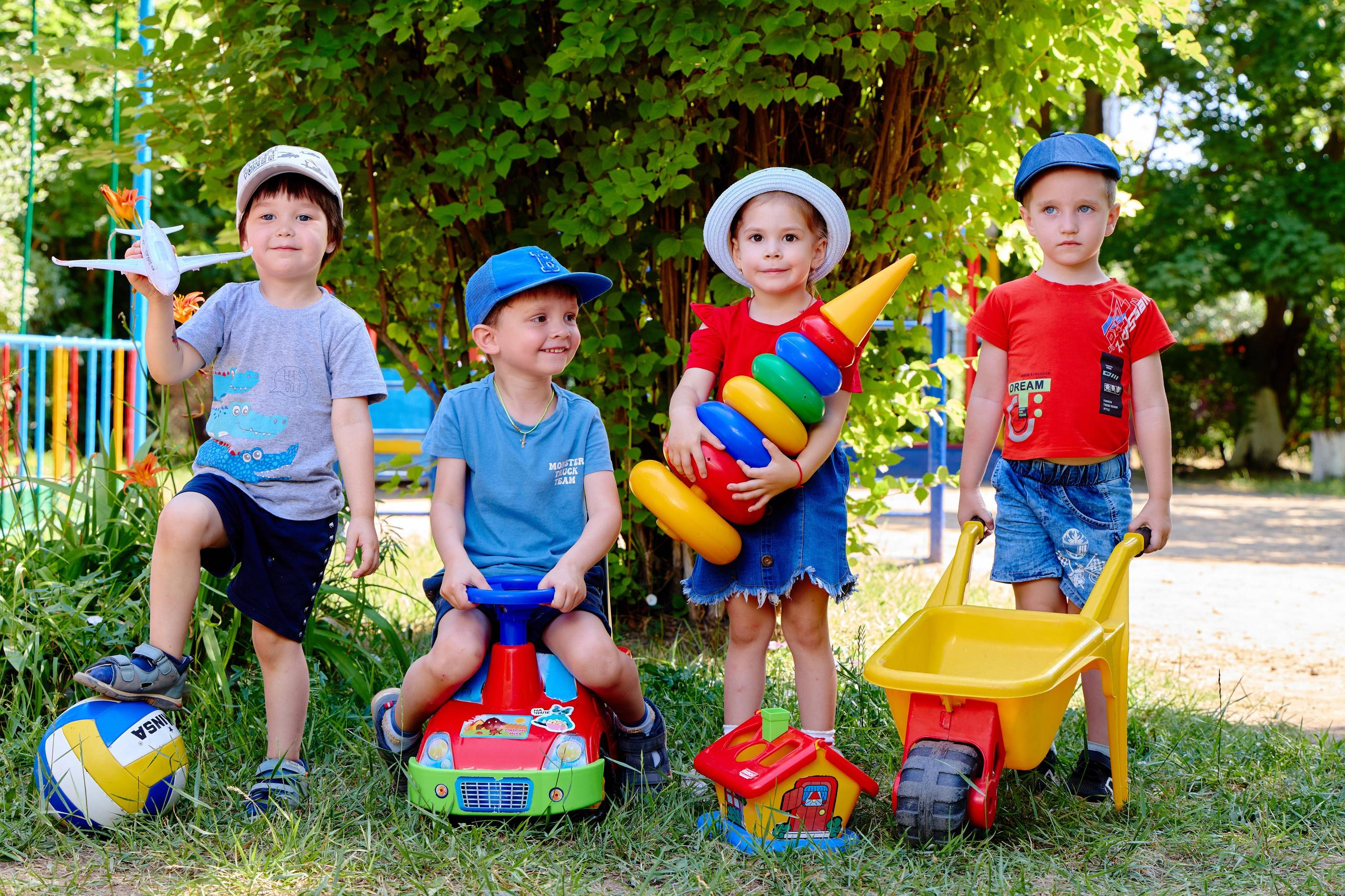 Пример летней съёмки в детском саду № 92 младшая группа Ромашки. Фотограф Выпускные альбомы Таганрог Сергей Коробченко
