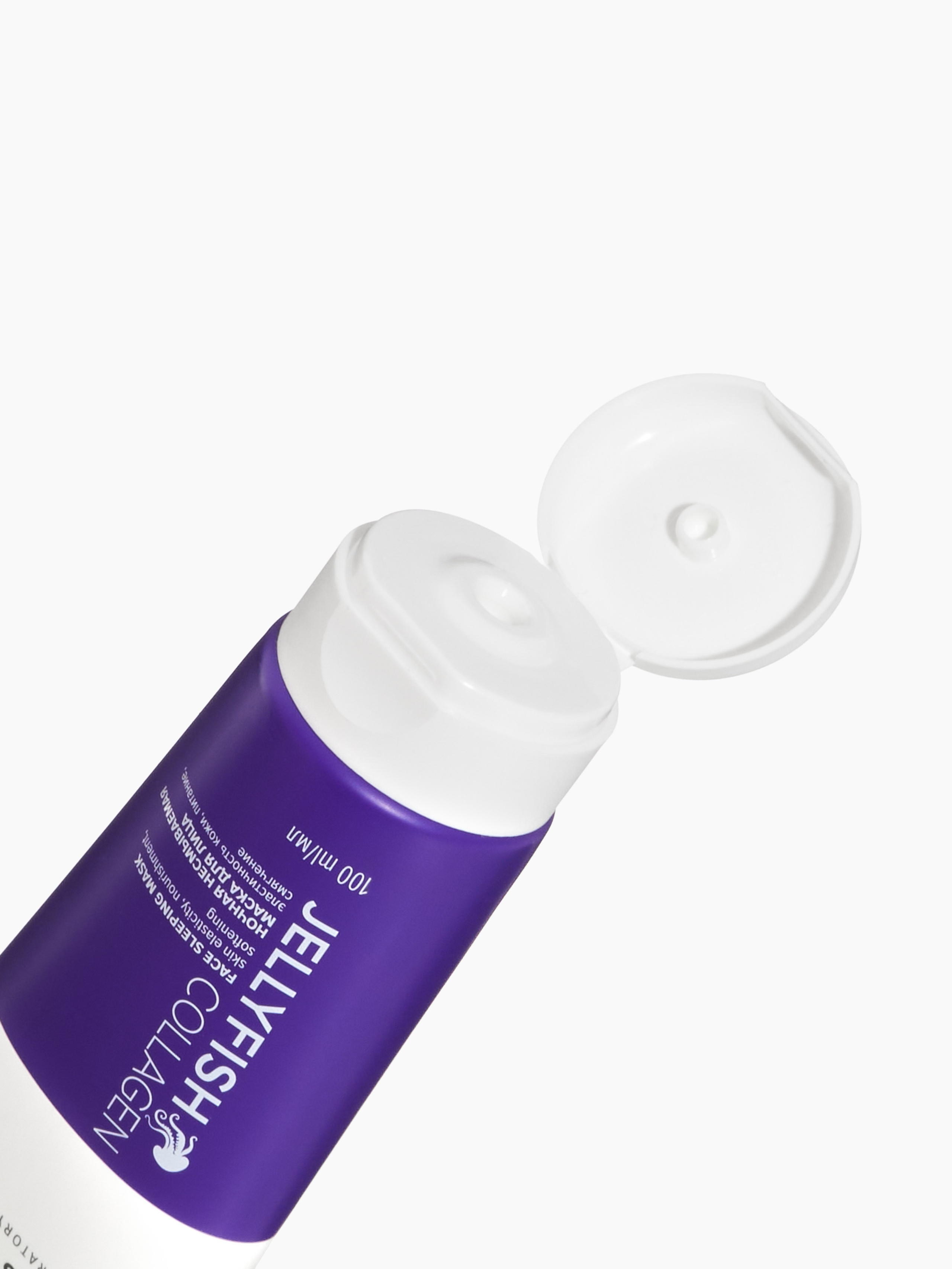 Предметная фотосъёмка крема с открытой крышкой крупным планом на белом фоне