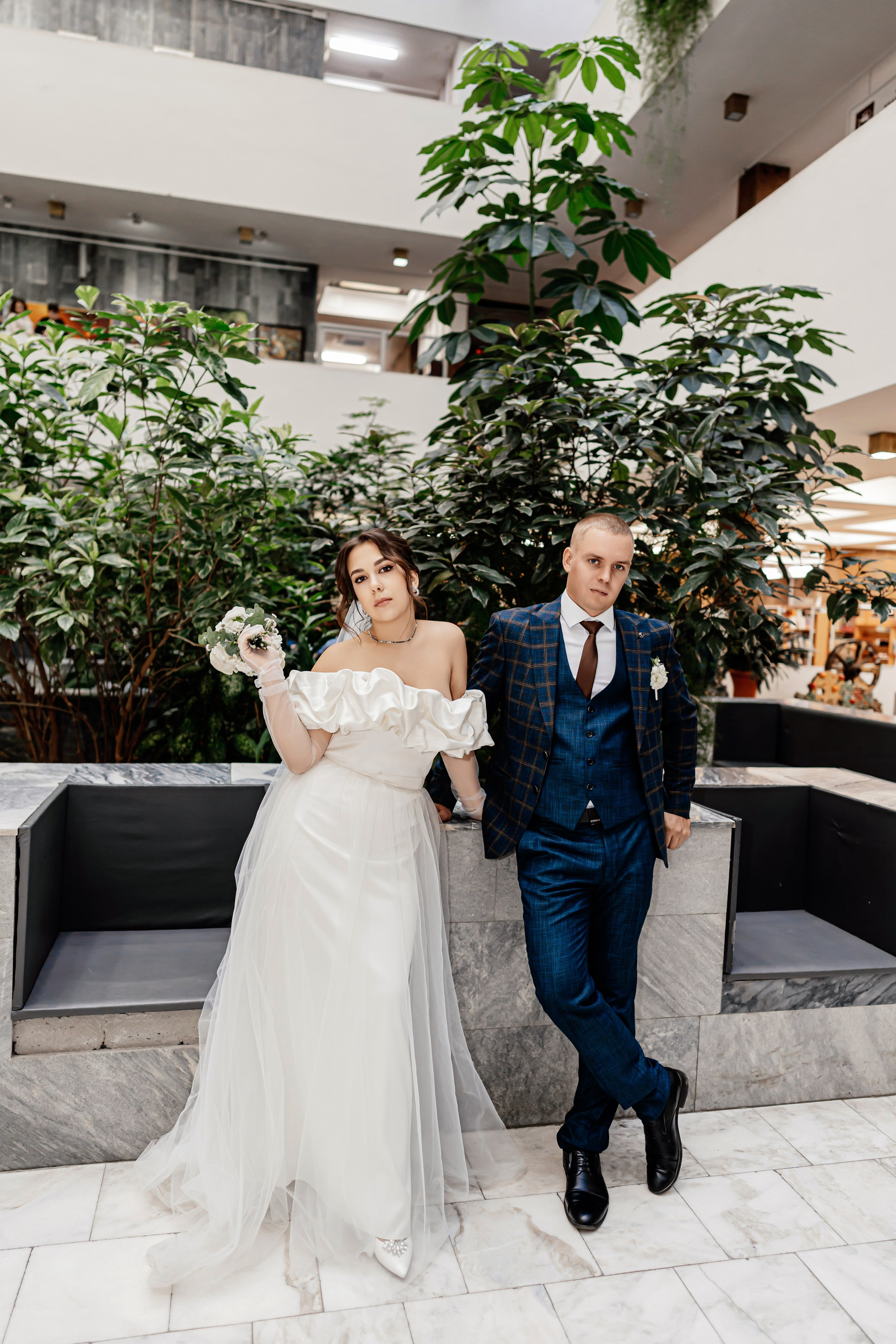 Жених и невеста возле загса