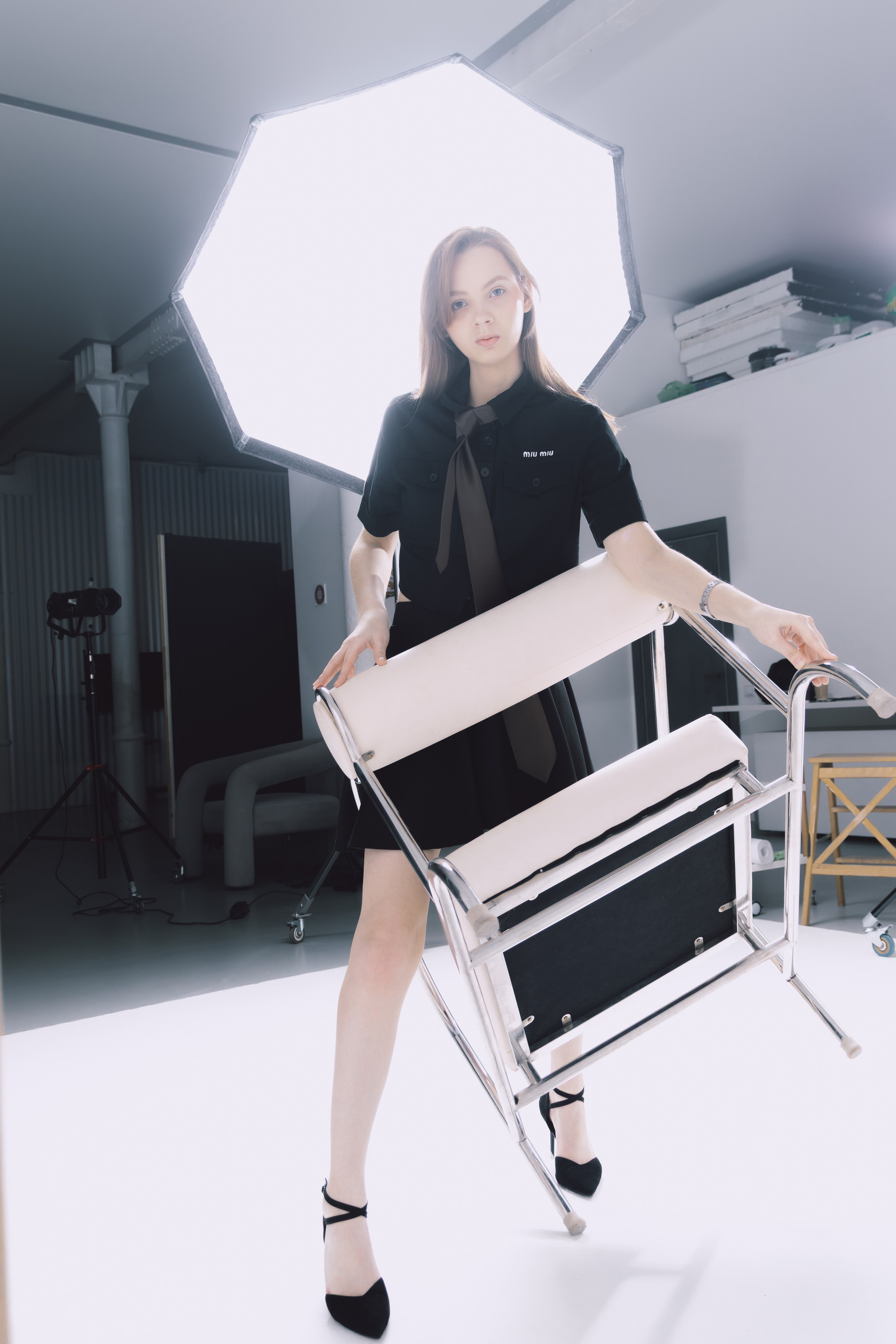 Фотосессия с акцентом на элегантность: поза модели говорит больше слов.