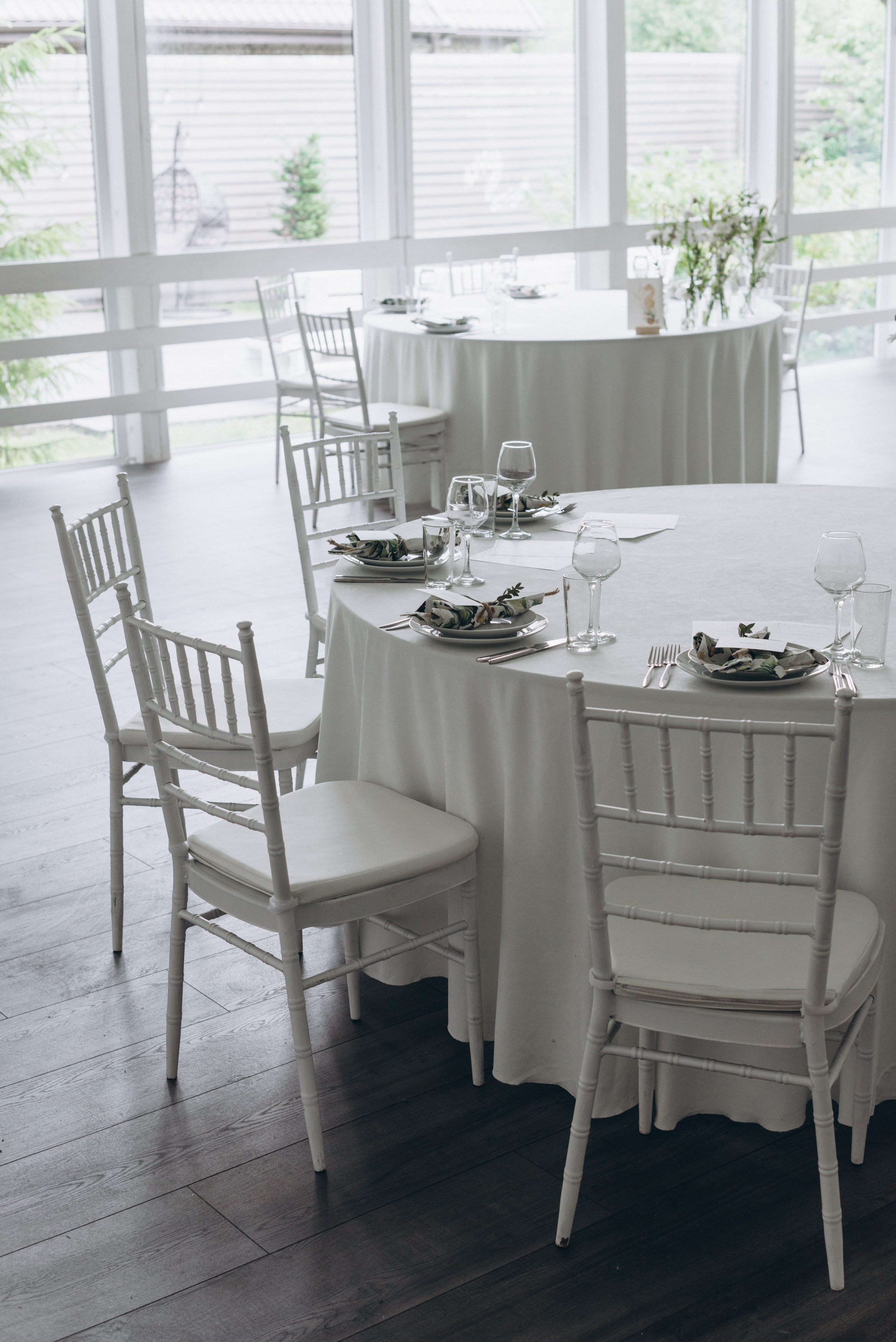 Фотографии свадьбы в банкетном зале у озера