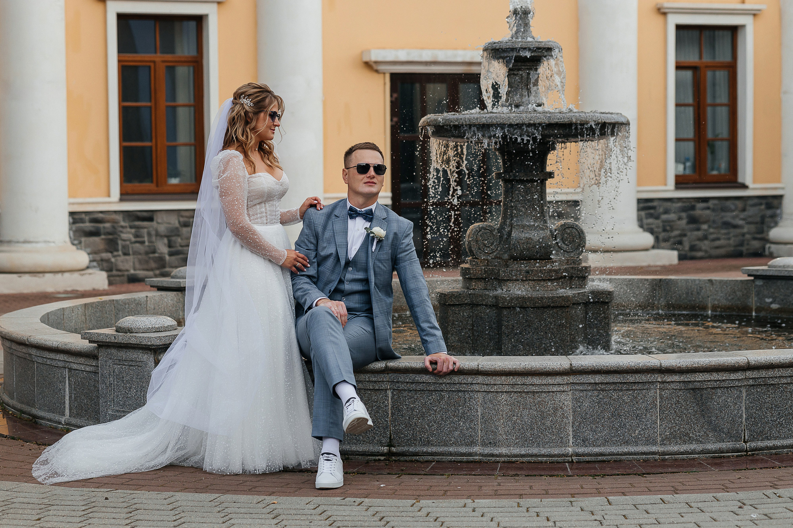 Трогательная выездная церемония в уютном дворике отеля. Олег Сверчков | Свадебный фотограф Вологда