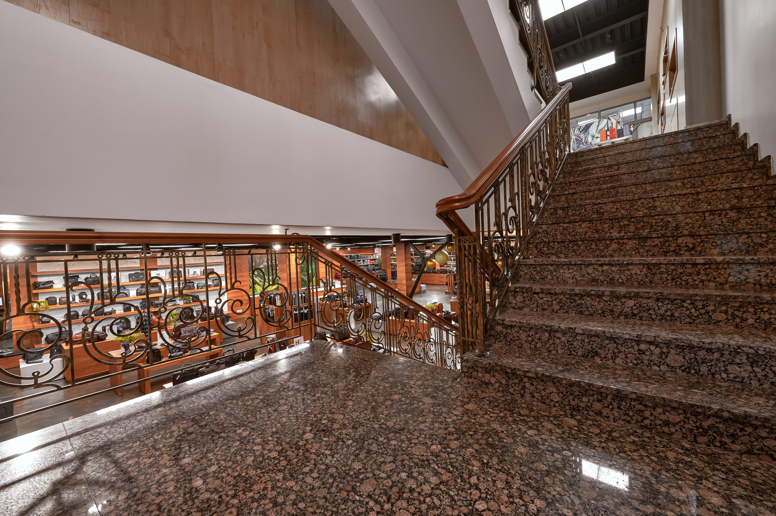 Портфолио по интерьерной и экстерьерной фотосъёмки: Мир сумок — Левый берег. Фотограф Яковлев Роман — Красноярск