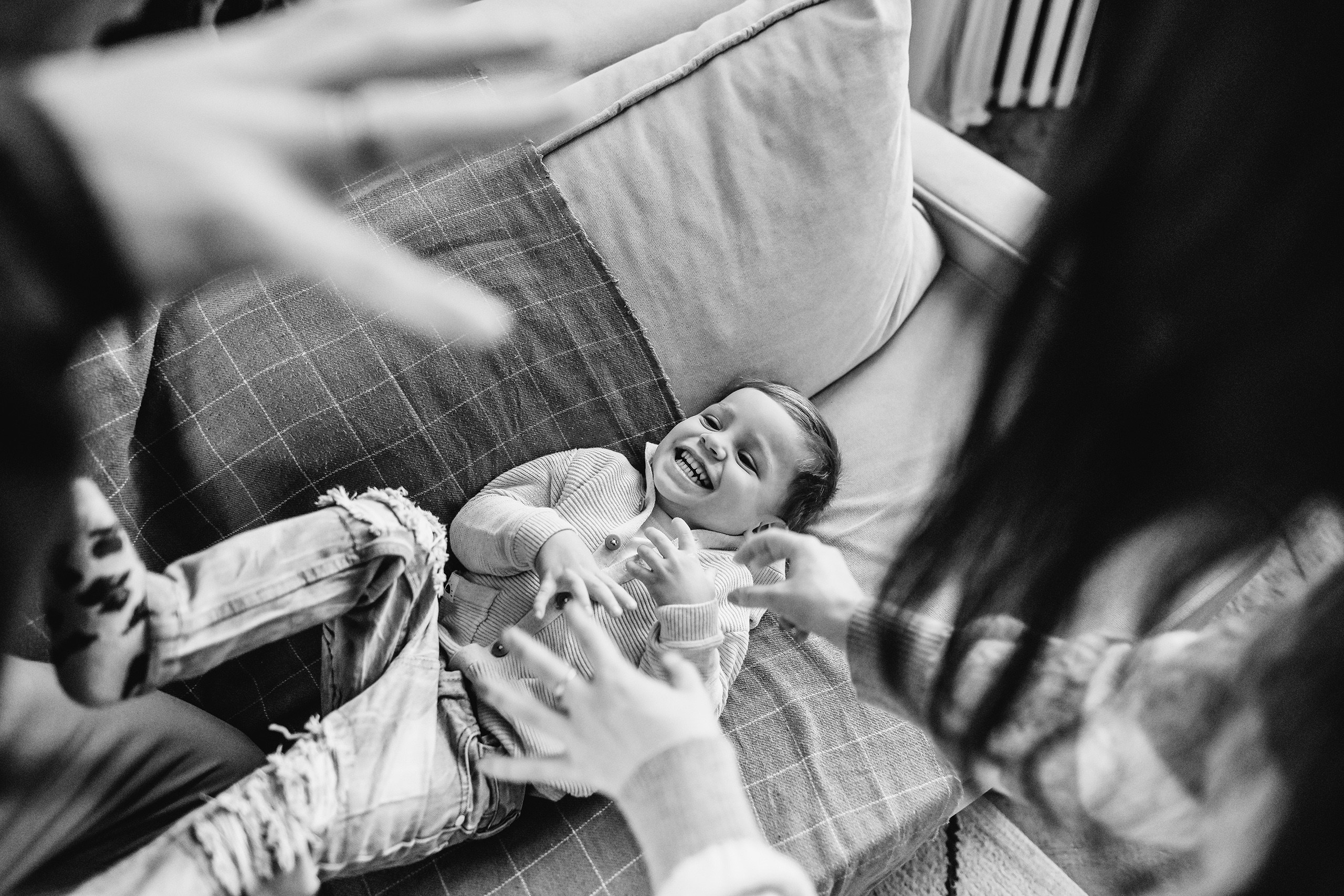 Новогодняя семейная фотосессия: уютные фото у ёлки в студии в Красноярске. 📸 Свадебный и семейный фотограф в Красноярске Тихомиров Евгений | 17 лет опыта | 800+ свадеб