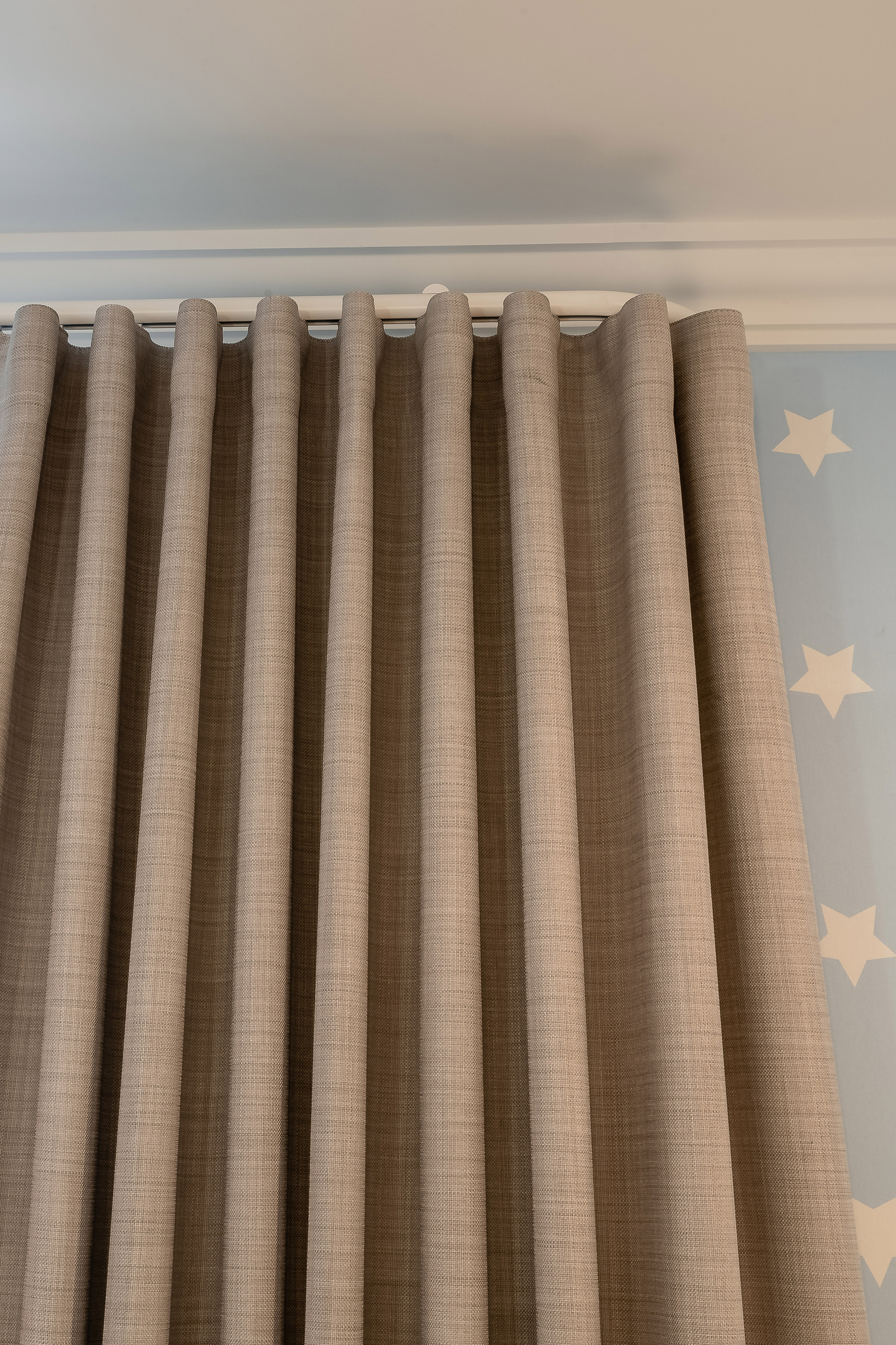 Складка волна на шторах в детской комнате