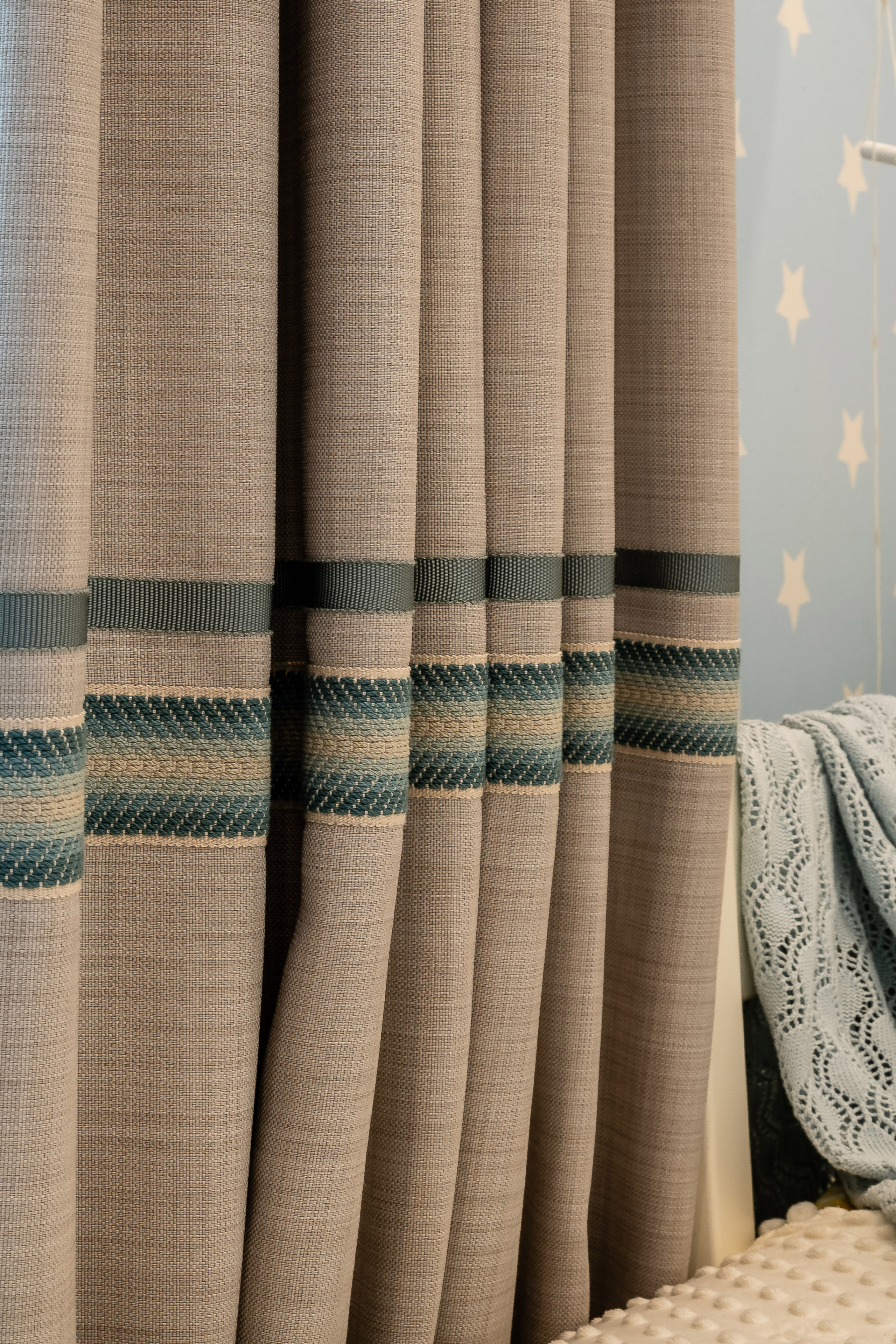 Декоративная тесьма на шторах блэкаут в детской