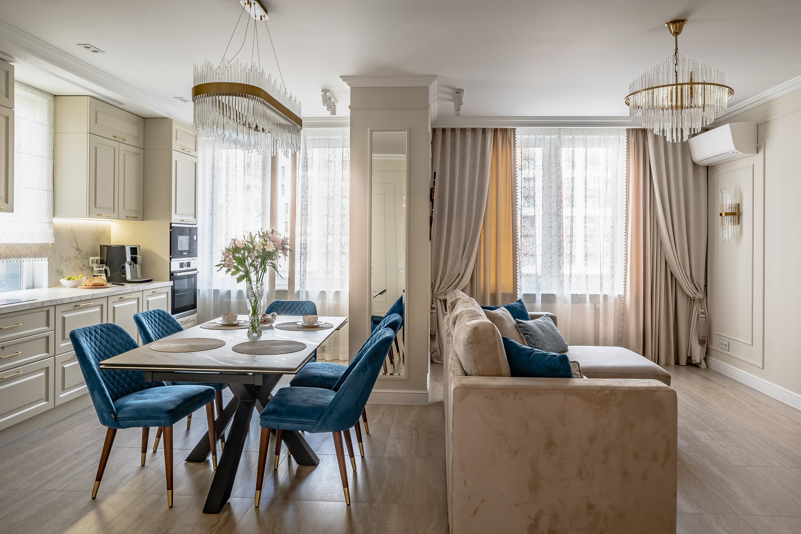 Сочетание римской шторы и штор и тюля в пол в интерьере кухни-гостиной