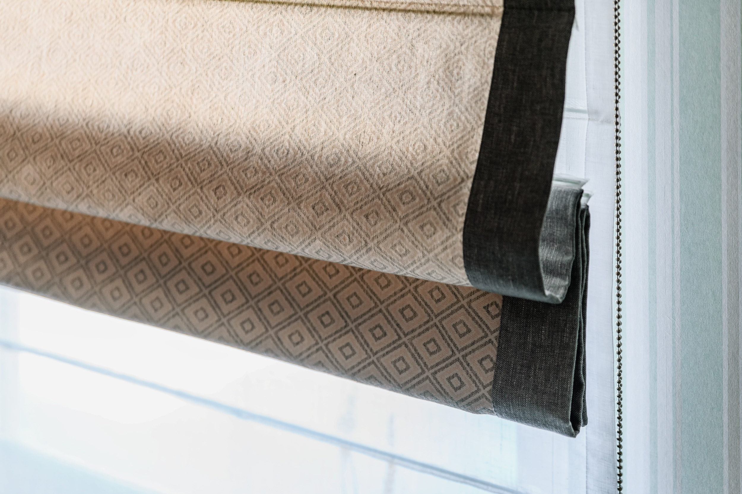 Шторы, покрывала и римские шторы в фамильном доме. Шторы на заказ в СПб. Выезд дизайнера, карнизы, жалюзи и рулонные шторы