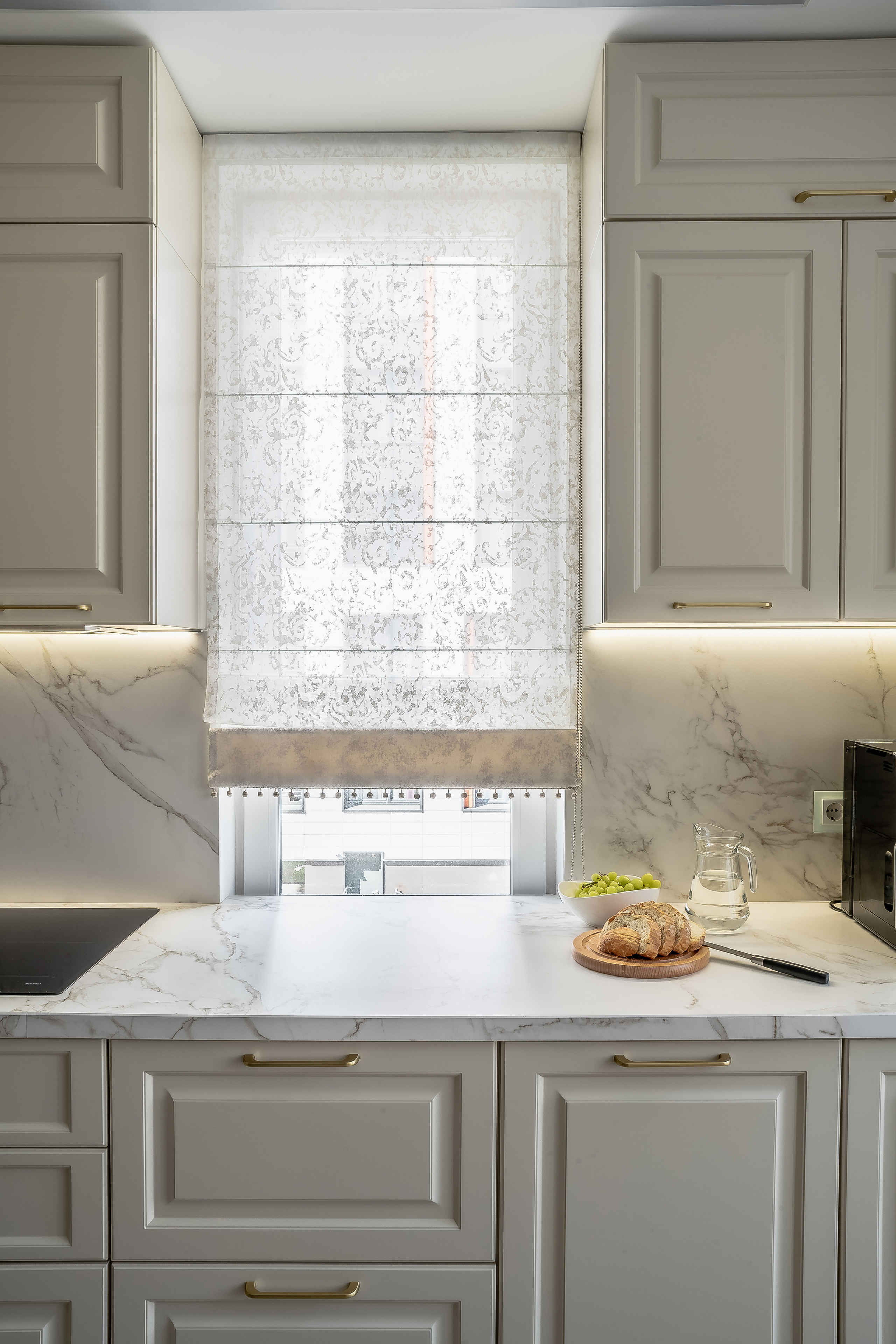 Тюлевая римская штора на кухонное окно на заказ