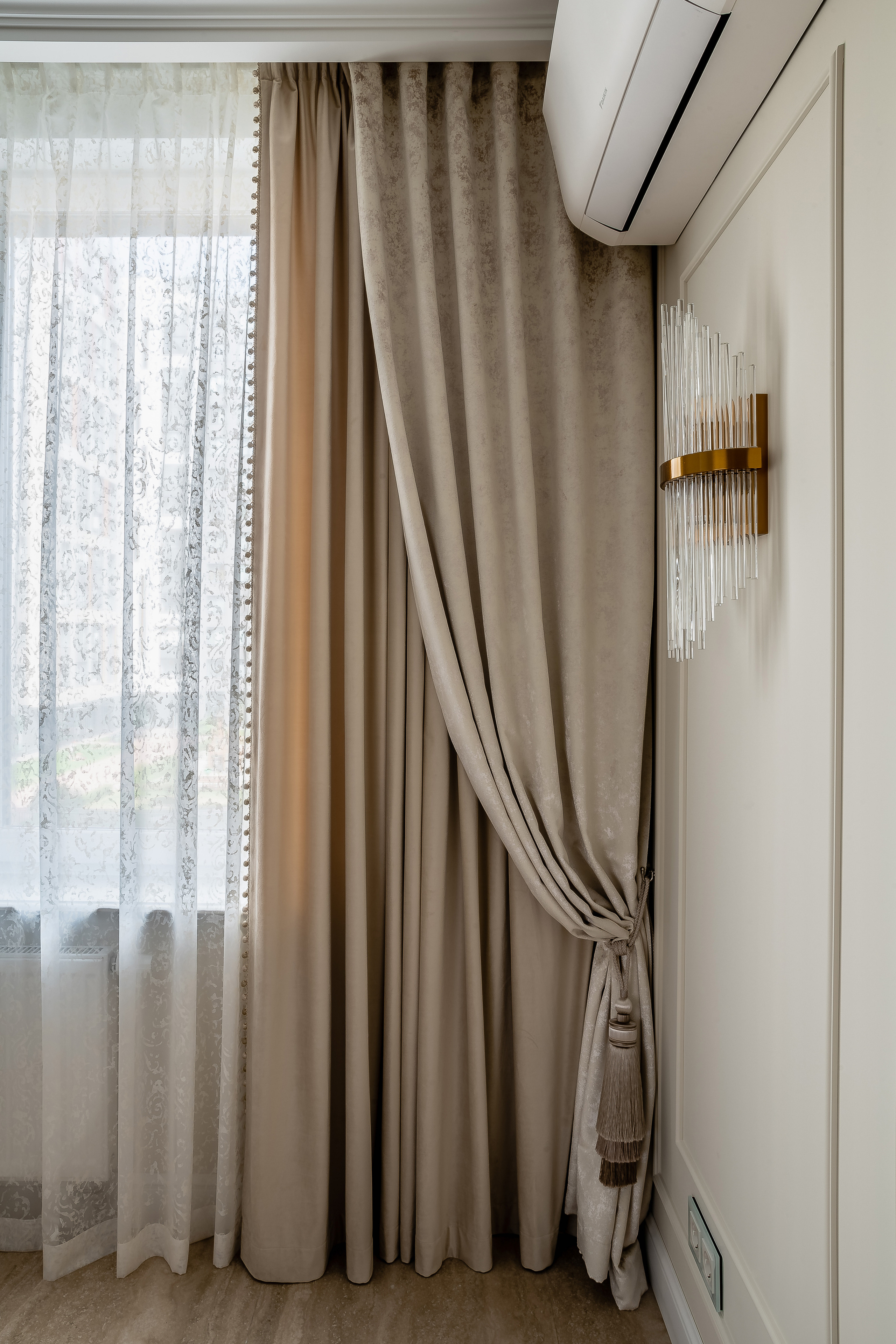 Светлые шторы из бархата с подхватом-кистью