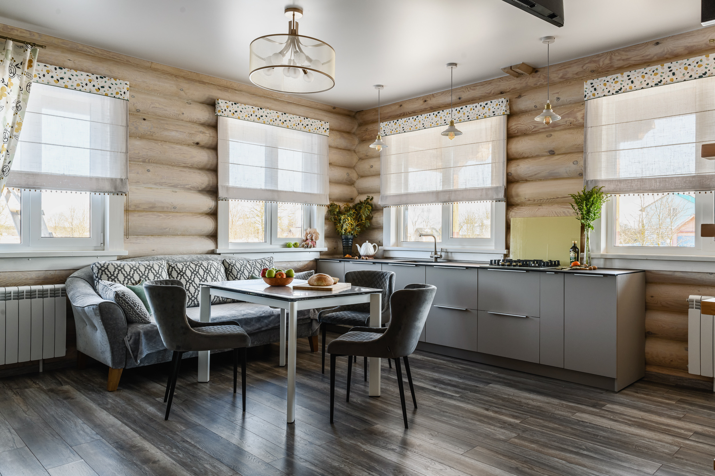 Шторы в гостиную в деревянном доме