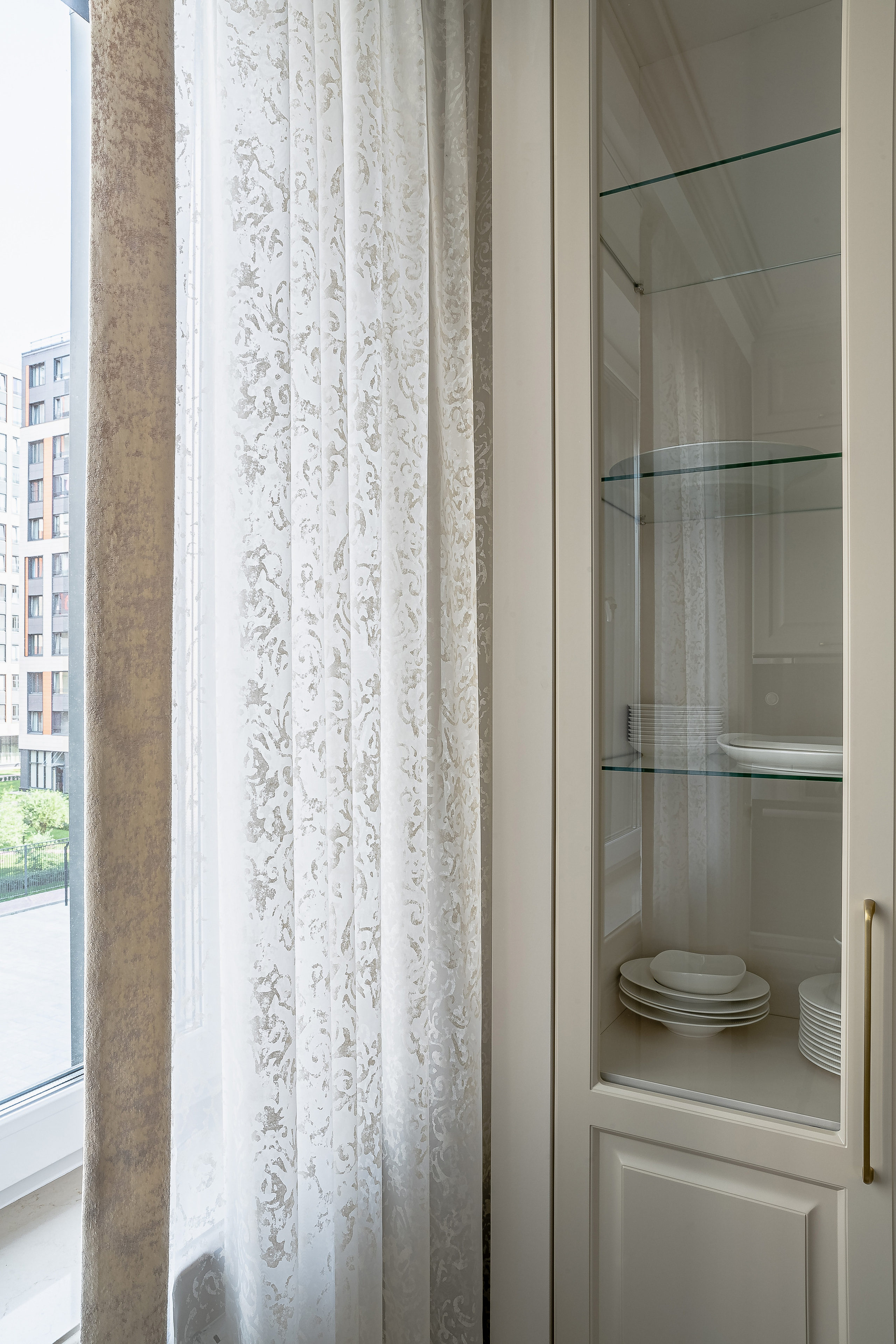 Тюль с узором и бархатным кантом