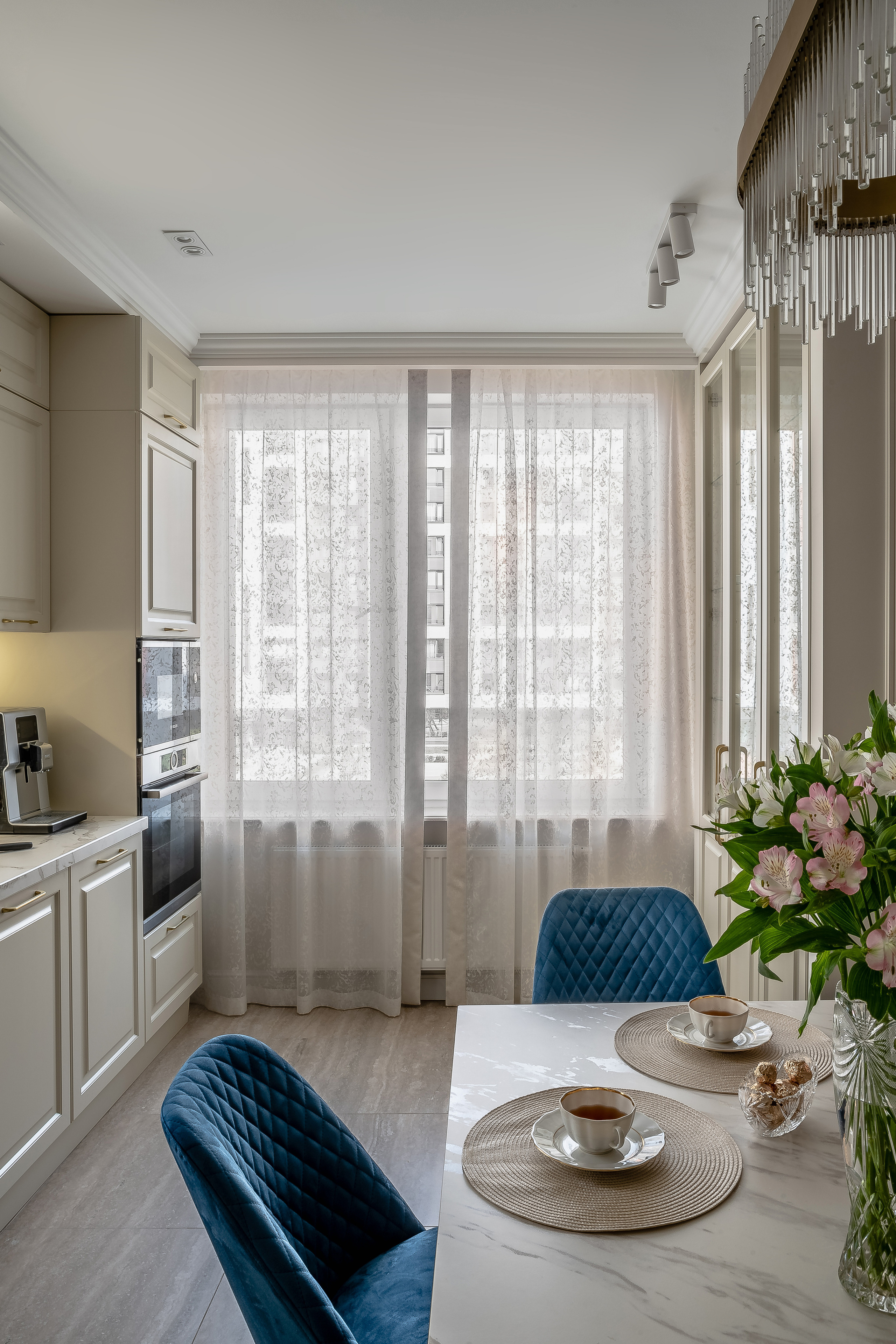 Легкие шторы в интерьере кухни на заказ в санкт-Петербурге