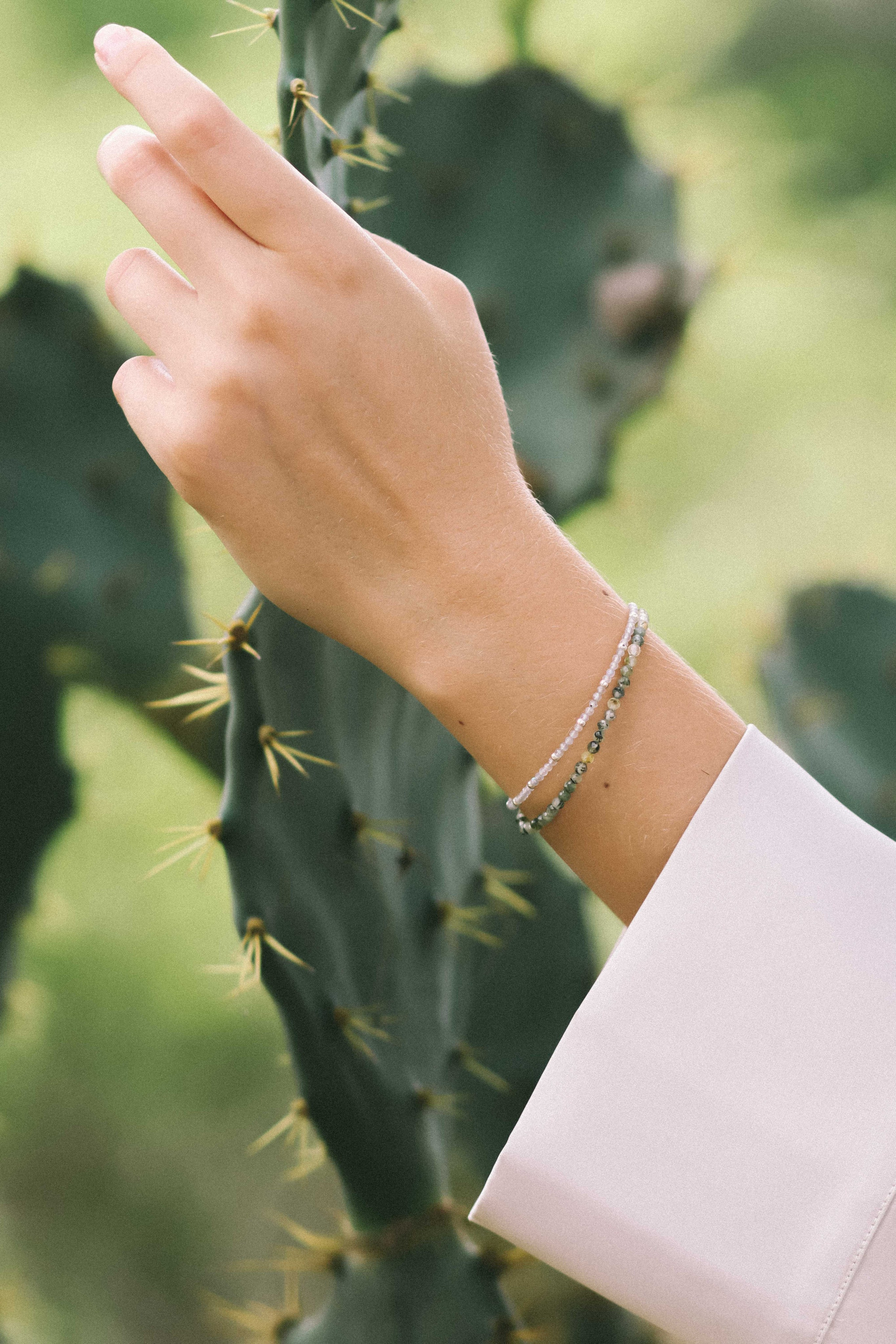 Коллекция украшения из натуральных камней. Фотограф на Шри-Ланке