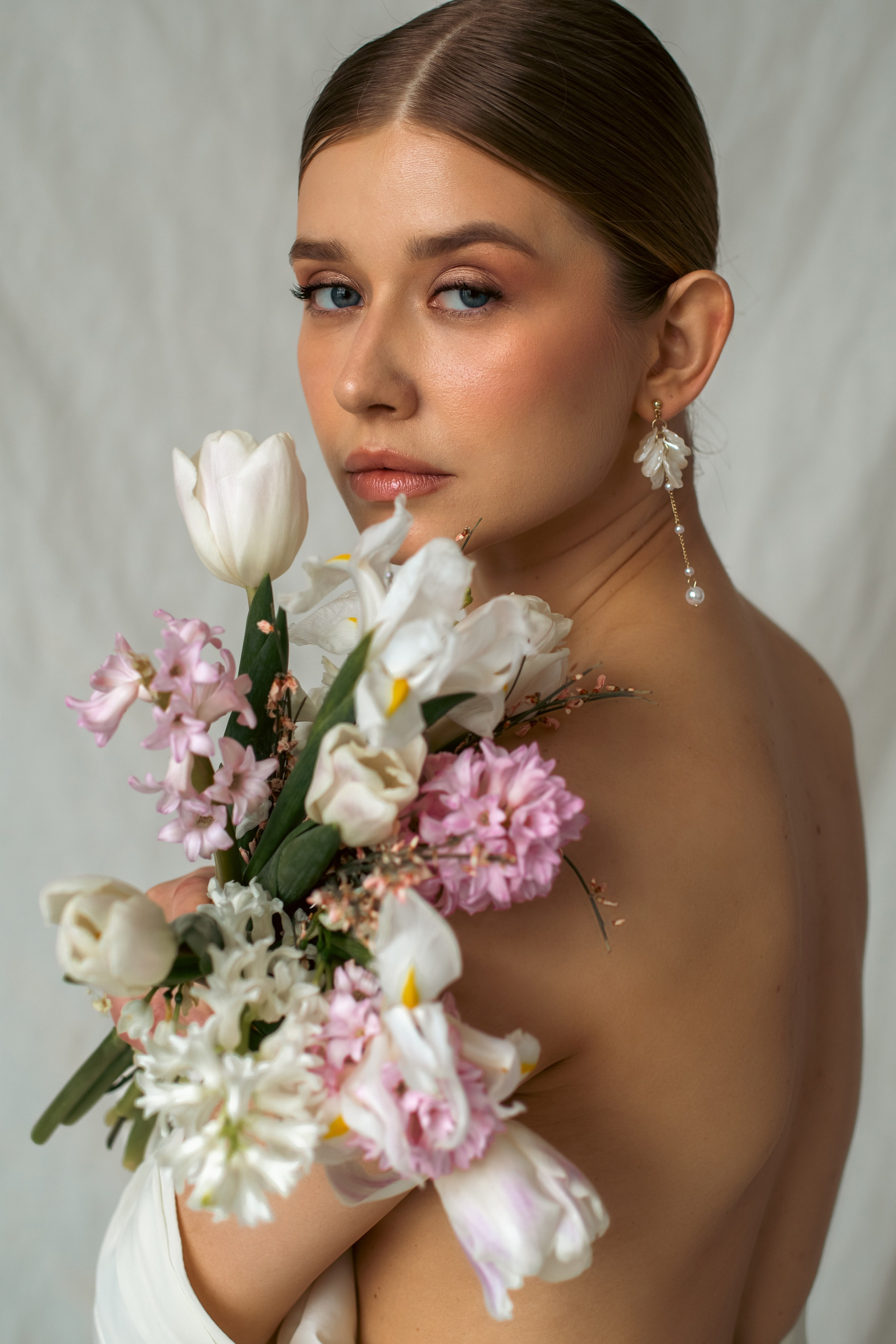 Весенняя фотосессия с цветами, модель блондинка, фотограф москва, цветочная фотосессия, фотограф недорого, фотограф тфп, летящее платье, фотограф истра