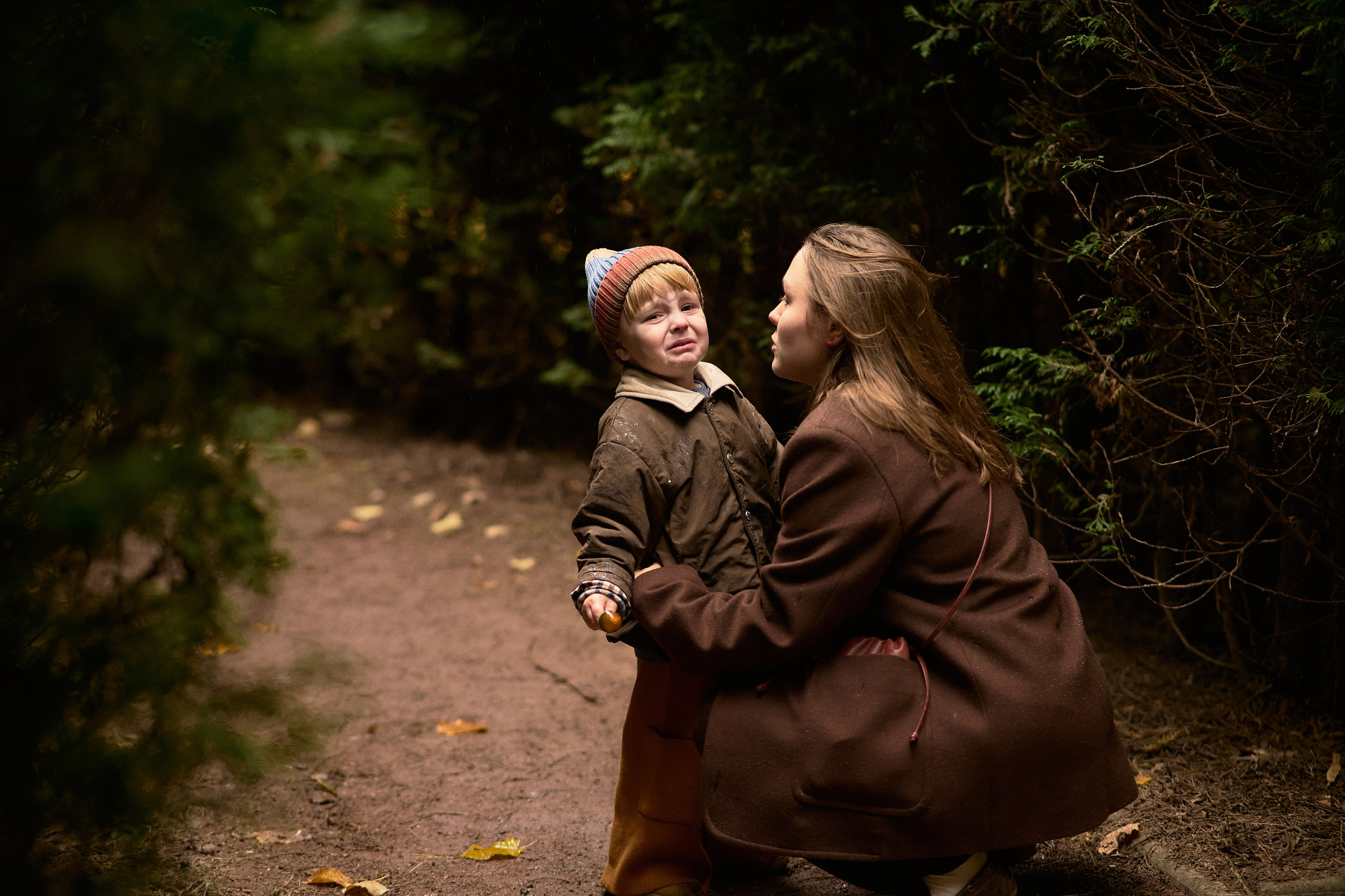 Света и Илюша под дождём. Семейный и свадебный lifestyle-фотограф в Москве Мария Петрова