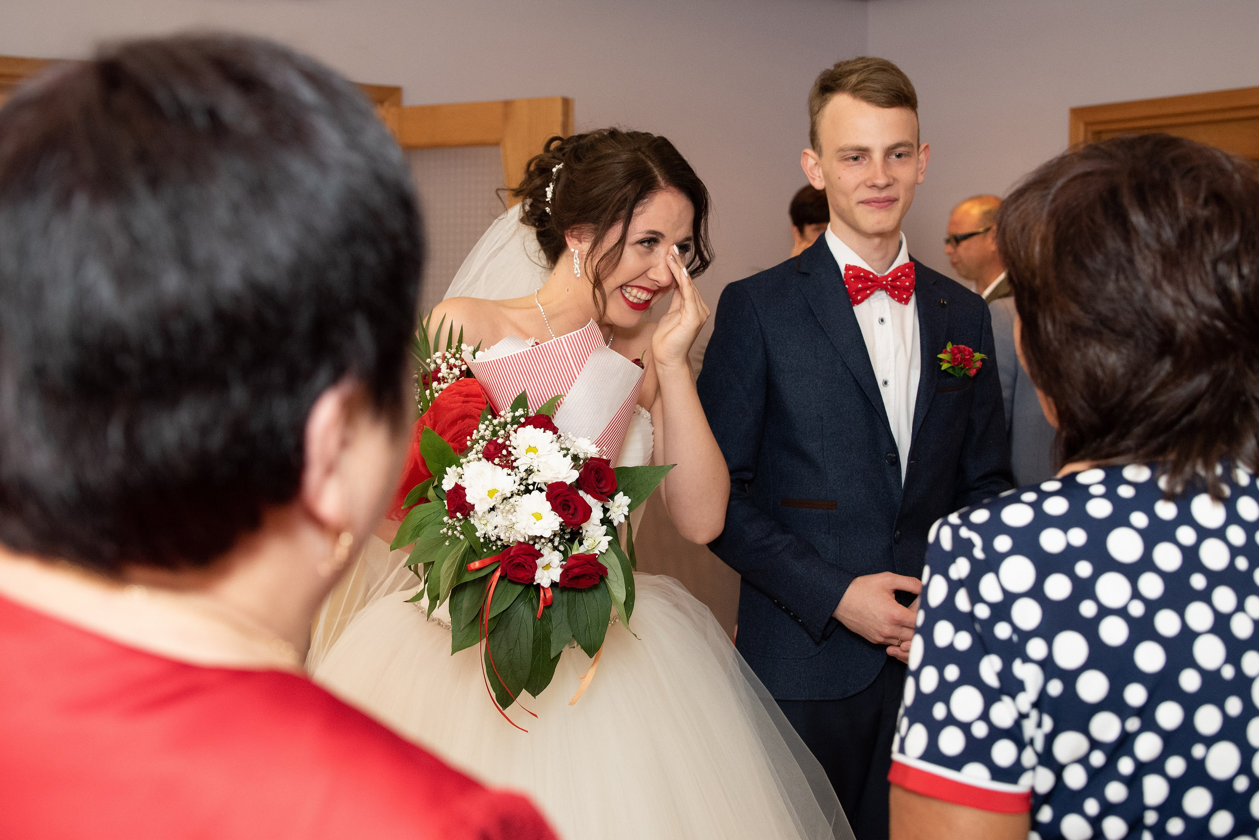 Эмоции невесты в ЗАГСе.