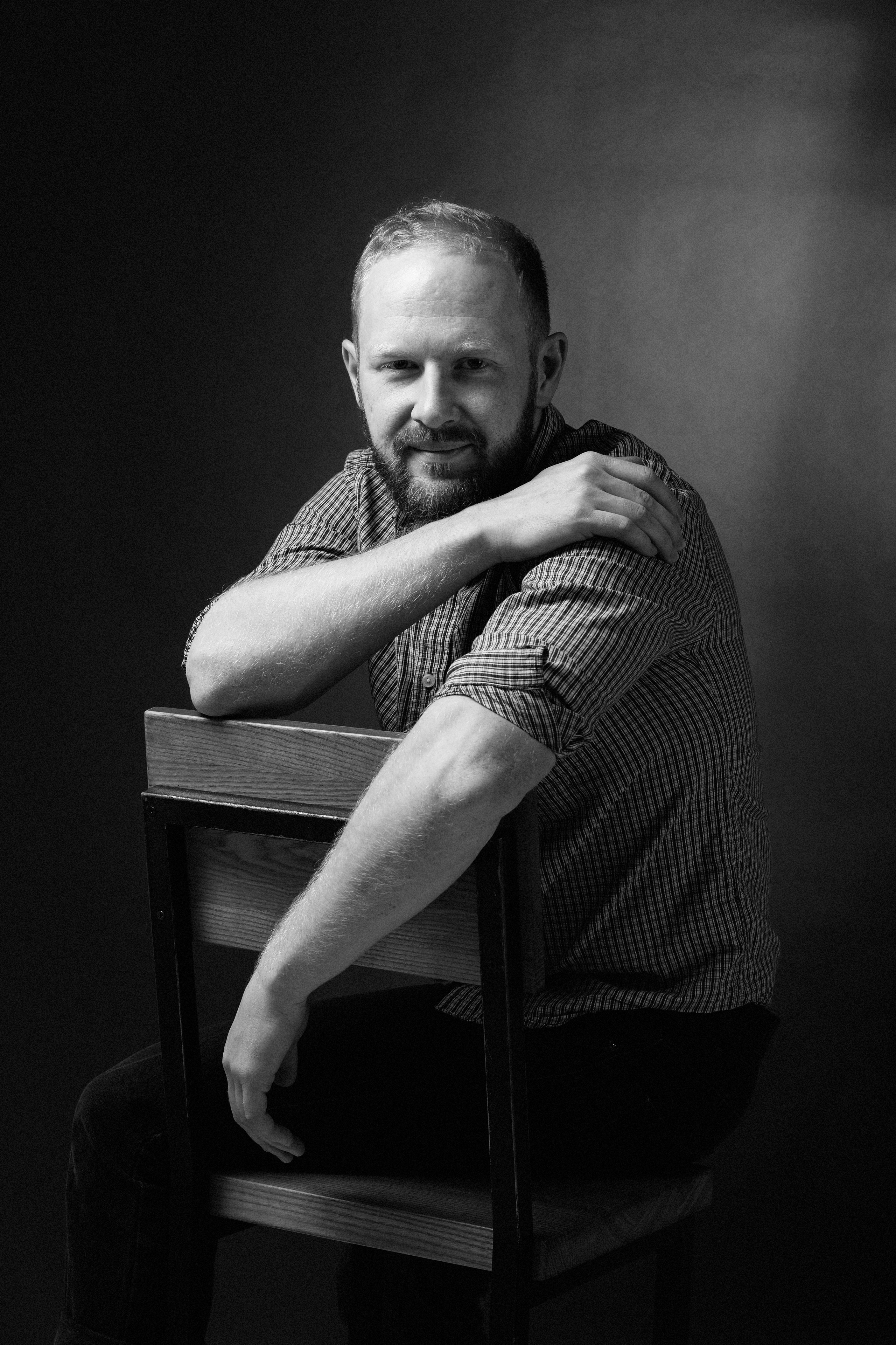 Мужские фотосессии в студии и на улице: художественные, для соцсетей, аватаров, сайтов знакомств. Фотограф Полина Завельская