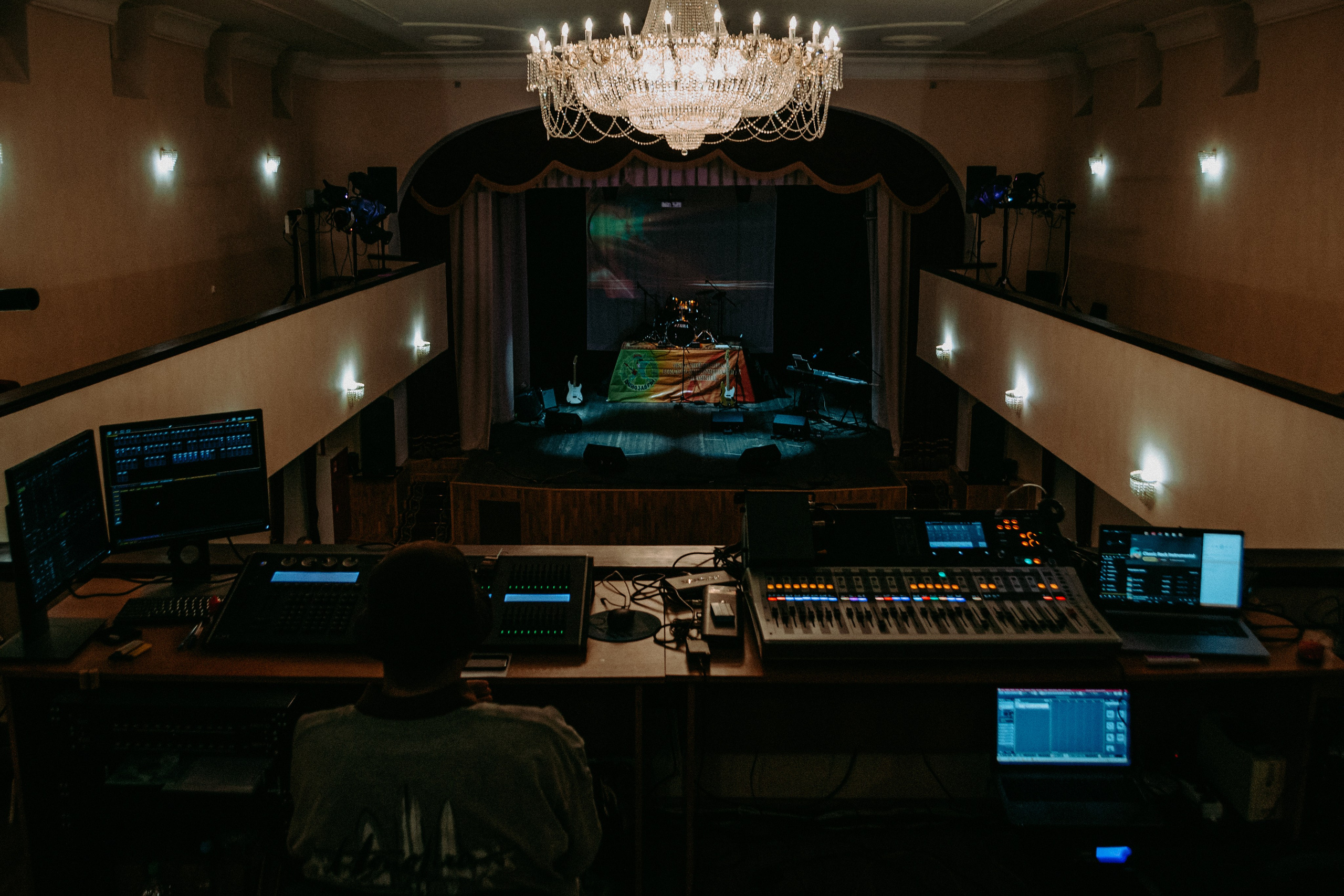 Сцена Народного дома. Фотограф Настя | Экспедиции и лайфстайл