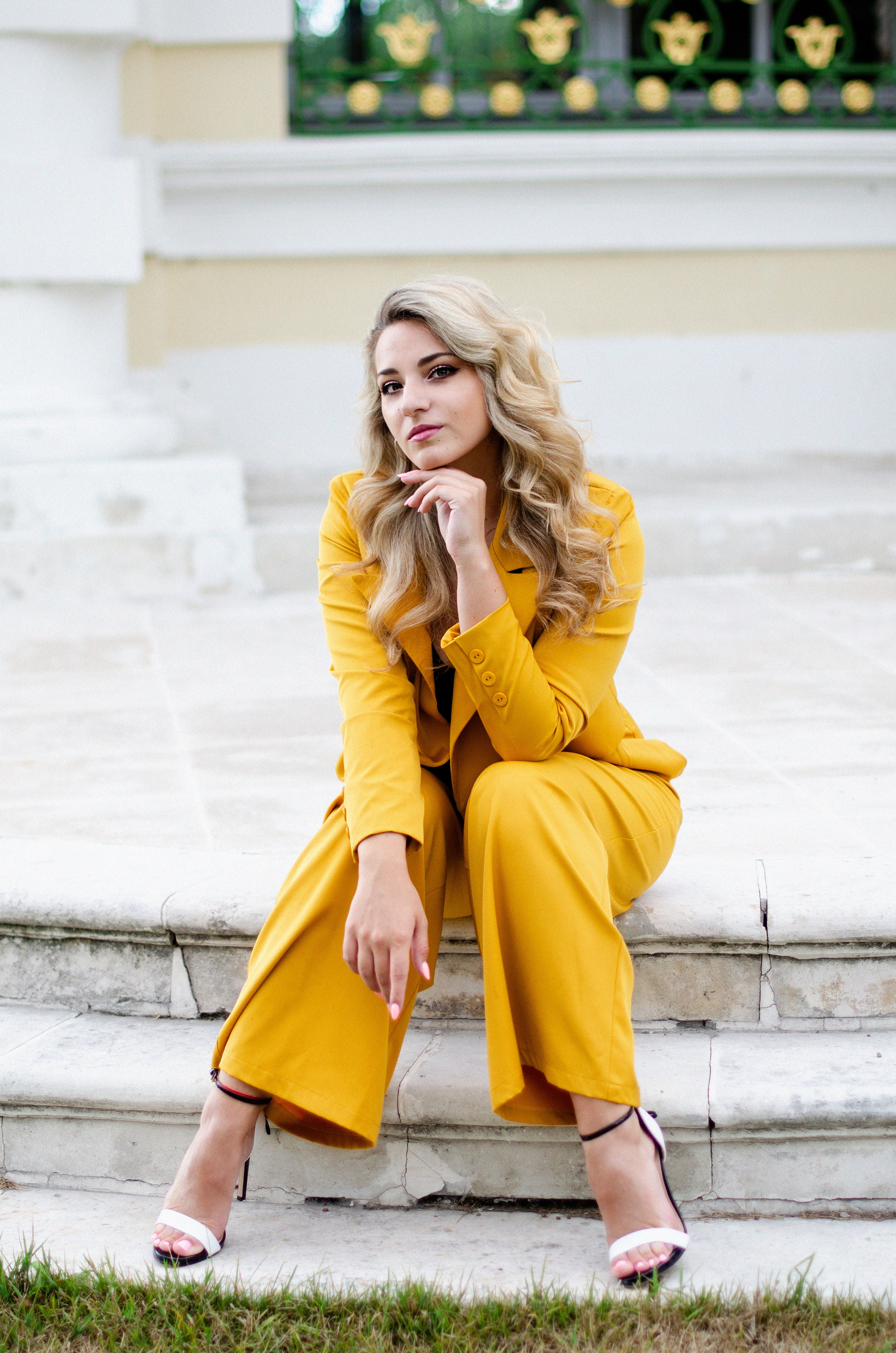 Park, woman in yellow, nature. Family, portrait, content photo in Costa Rica Evgeniya Besprozvannykh