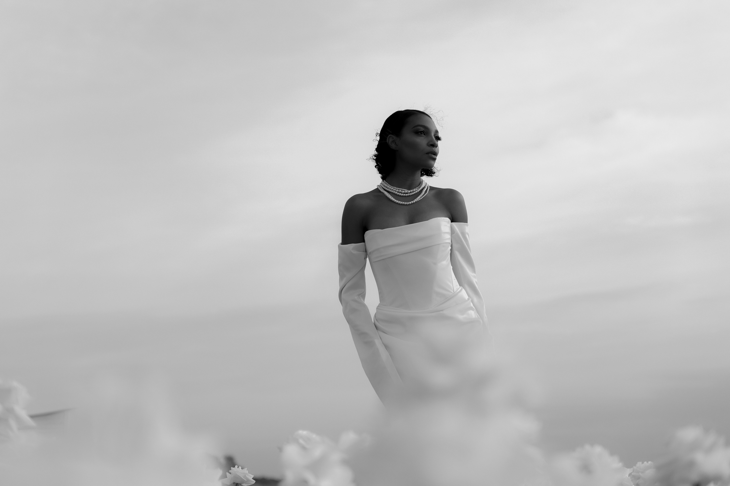 Выездная регистрация на море с белыми розами. Свадебный фотограф Калининград