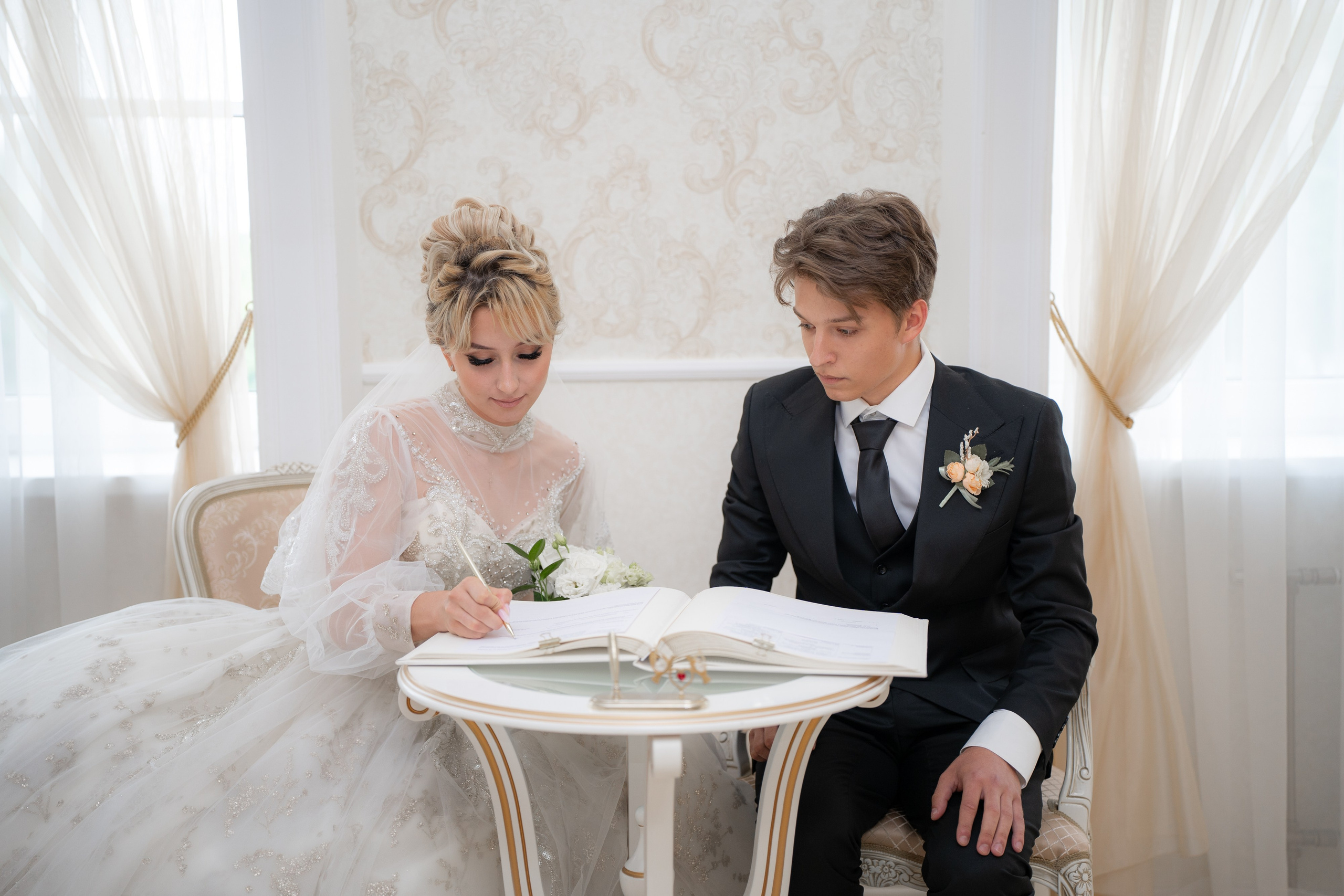 Свадебная фотосессия в ЗАГСе Петергофа. Свадебный фотограф Александр Невский в Санкт-Петербурге