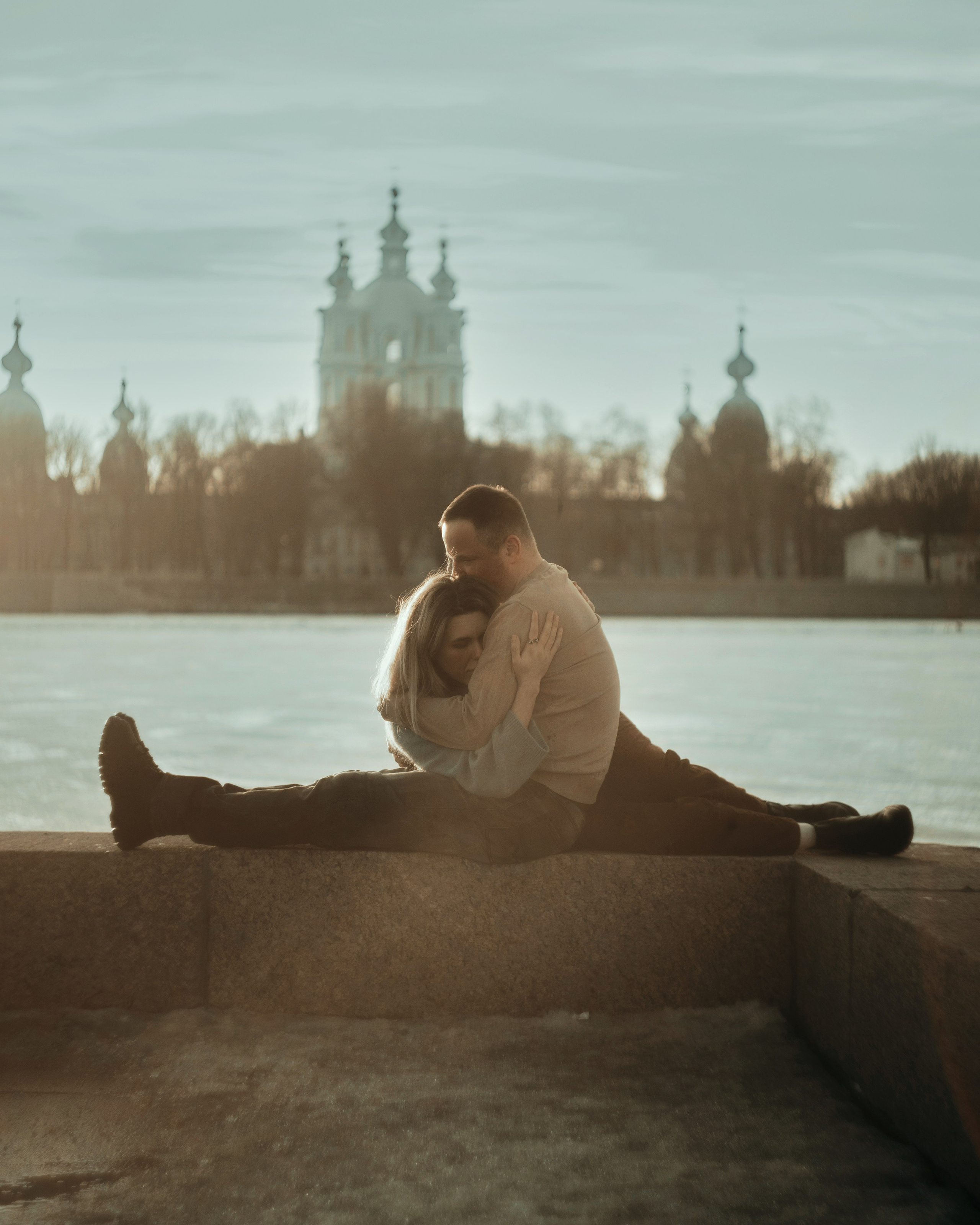 Авторская фотосессия пары у воды в Санкт-Петербурге, глубокая love story съемка с художественным взглядом и атмосферой проживания чувств